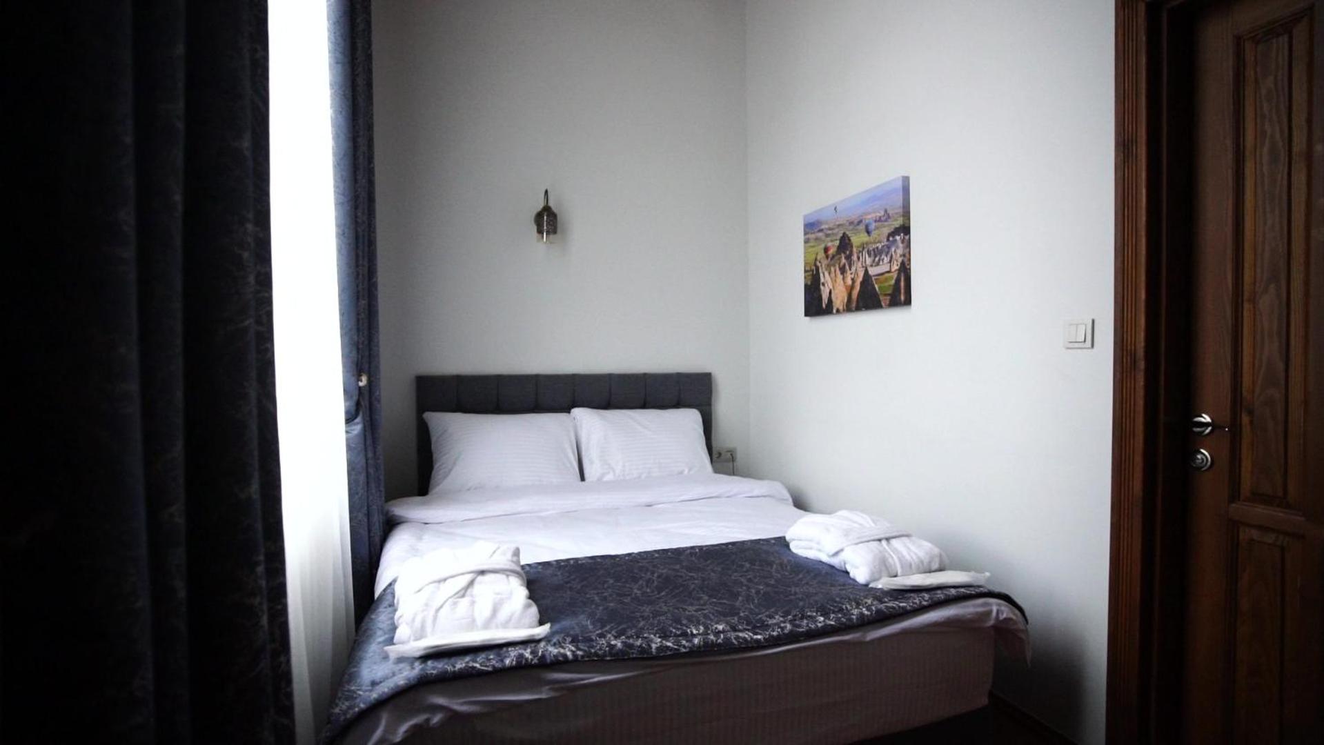 Double Room - Photo 11