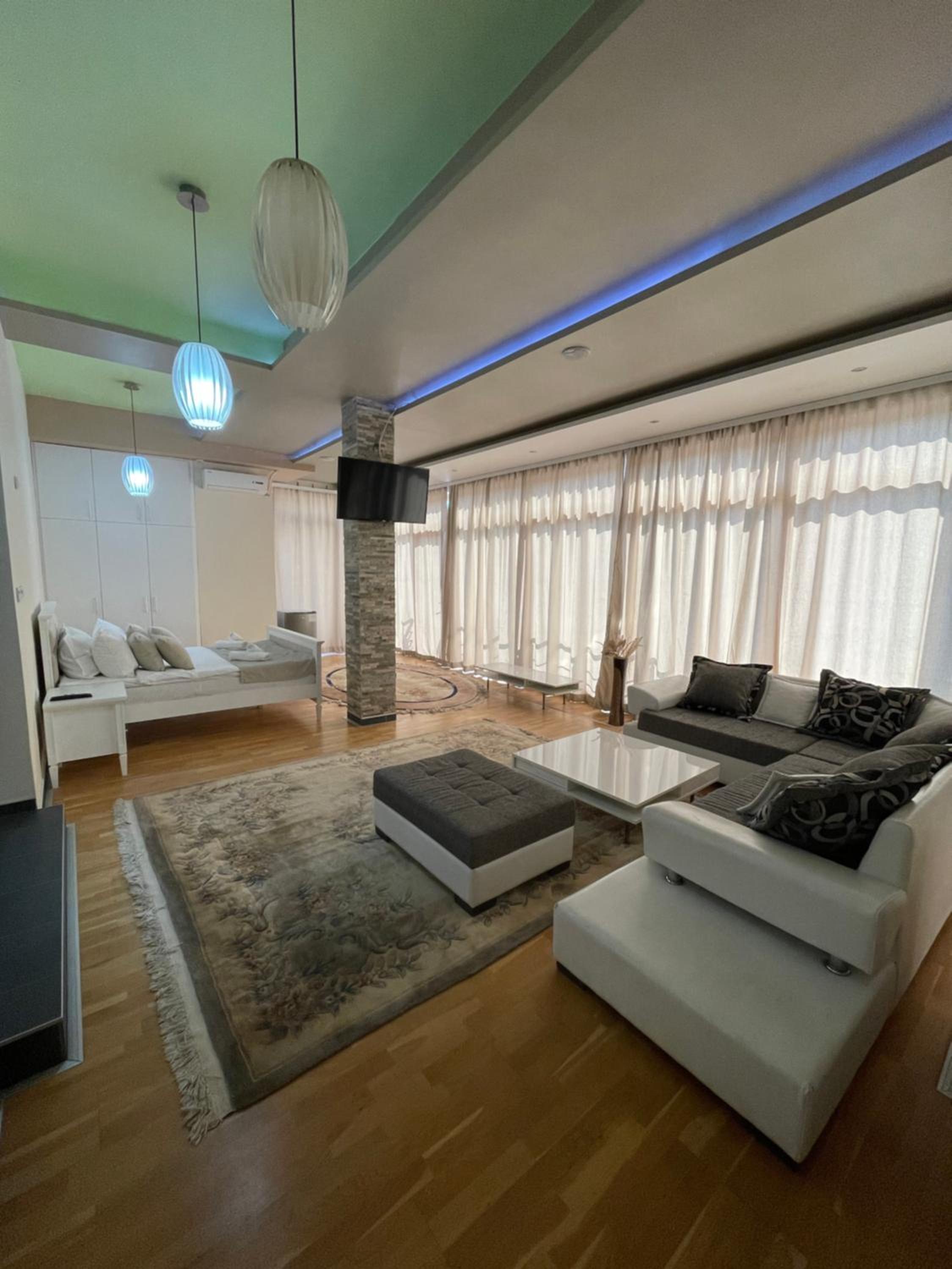 Apartment with Pool View 