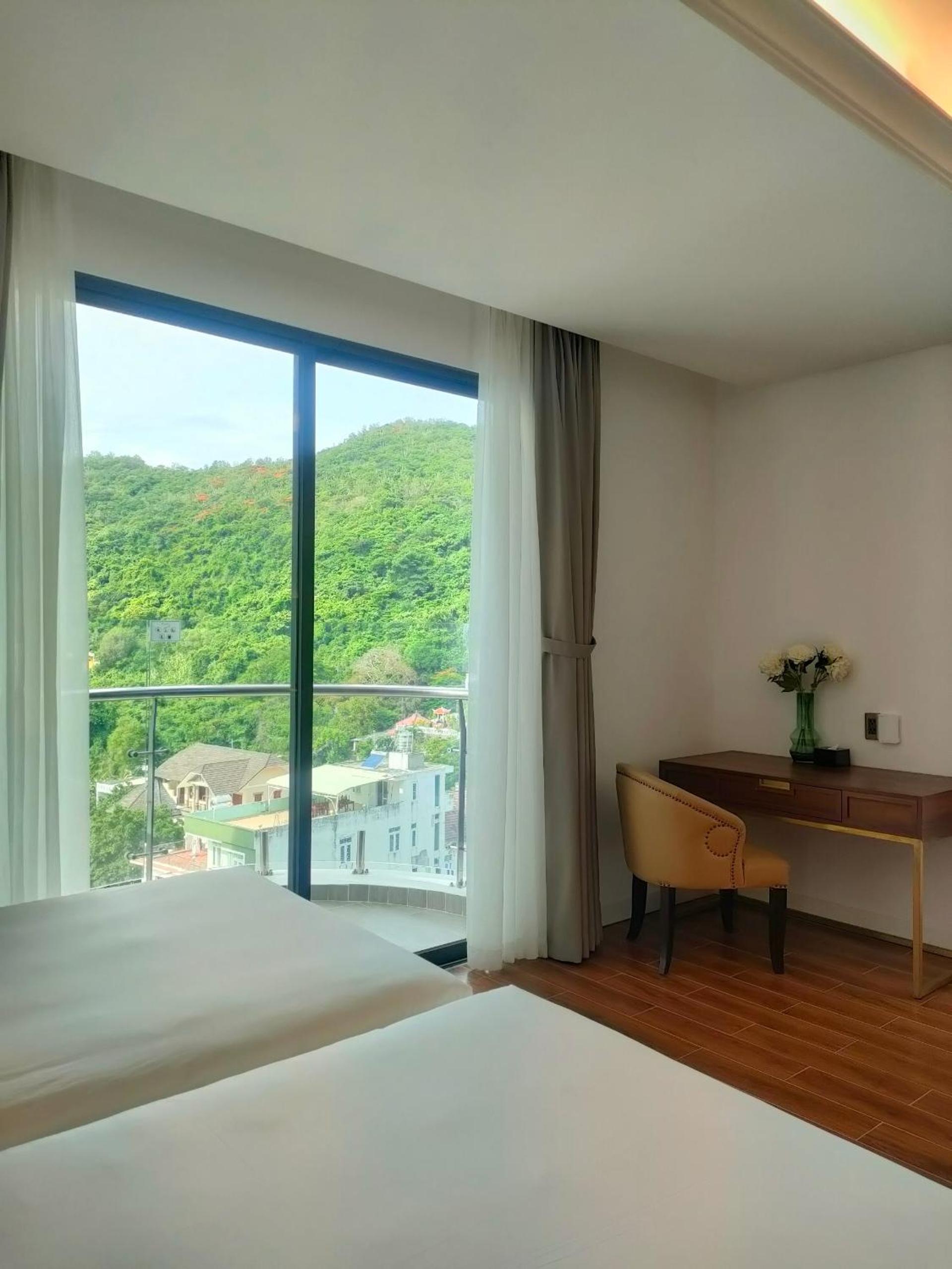 Family Room with Mountain View photo 2