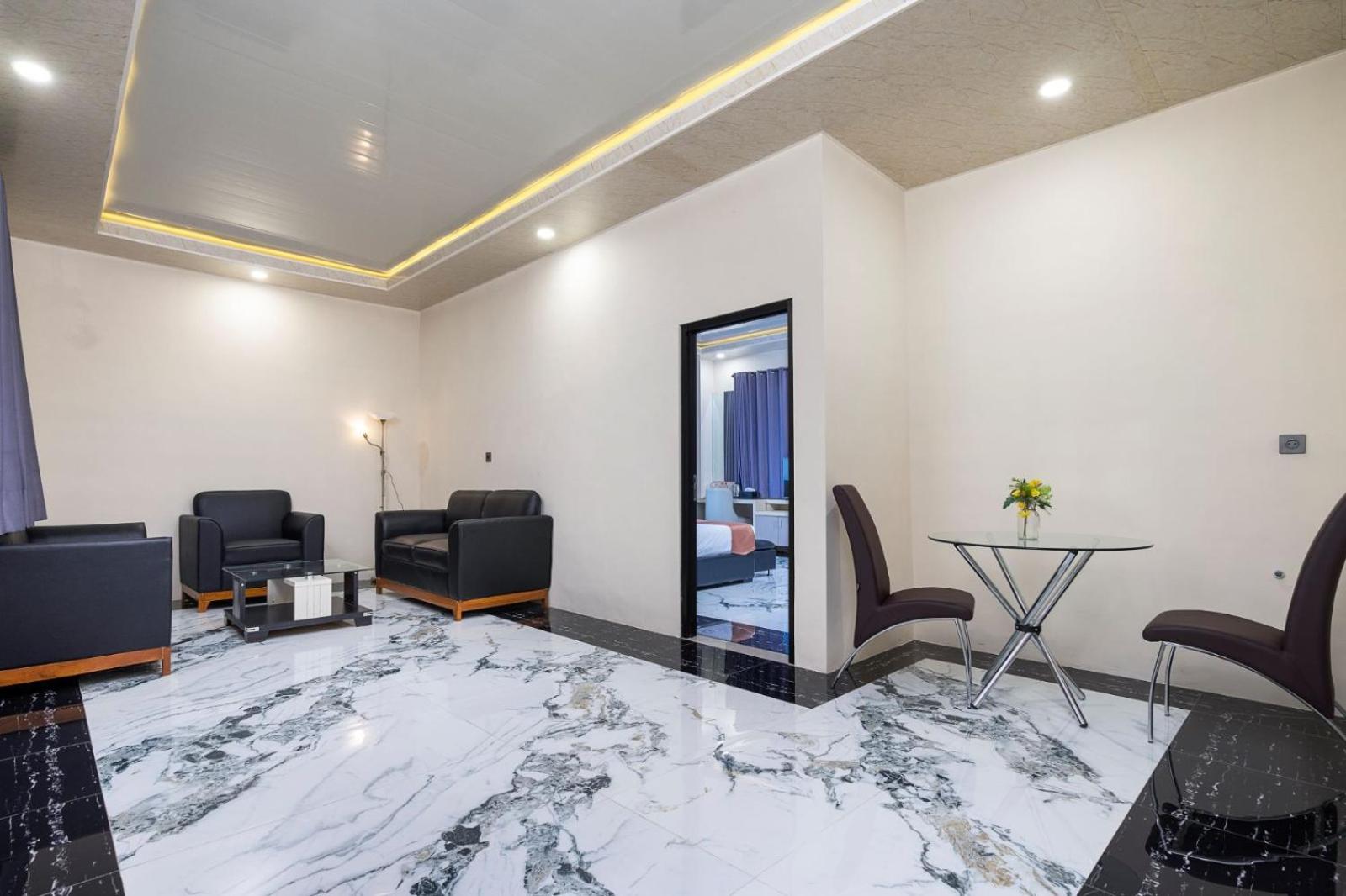 Executive Suite - Photo 4