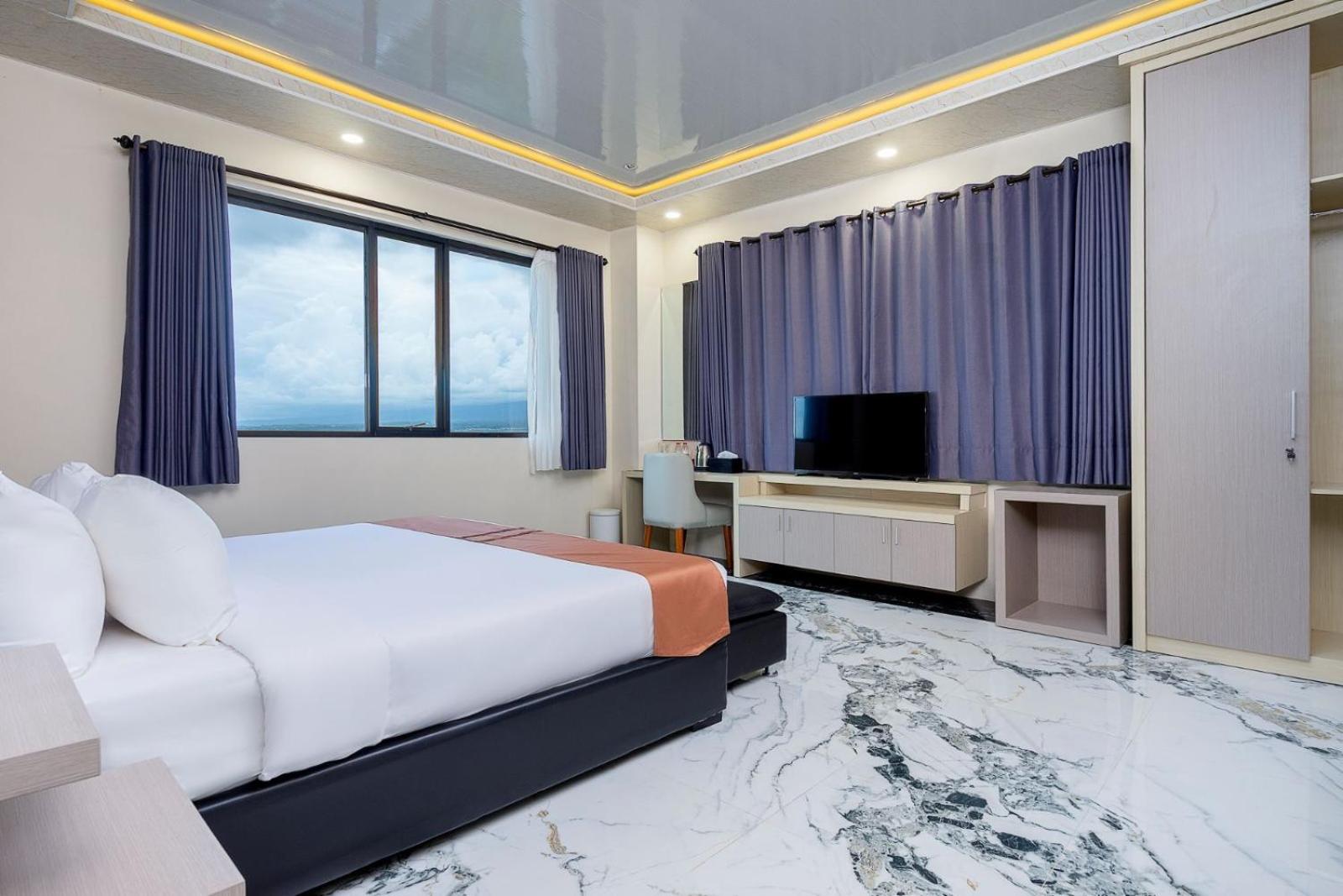 Executive Suite - Photo 5