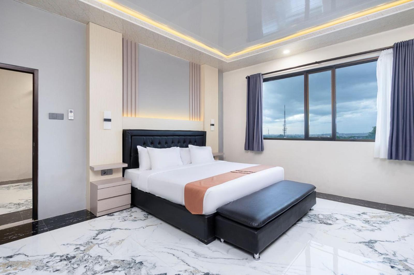 Executive Suite - Photo 1