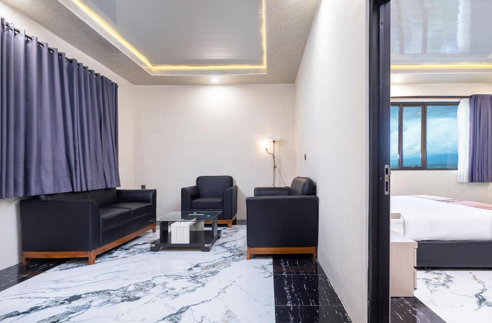 Executive Suite - Photo 3