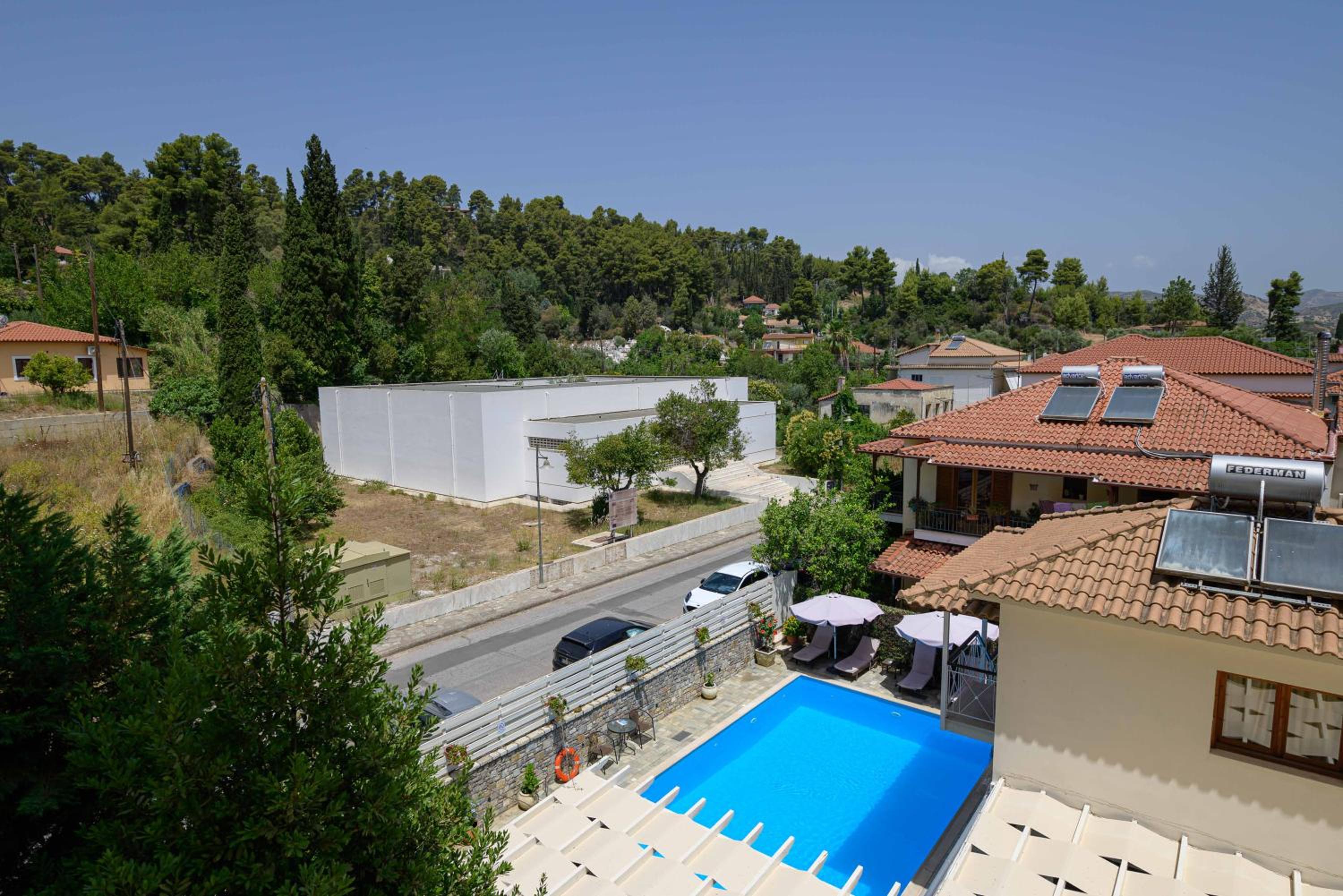 Double Room with Pool View - Photo 4