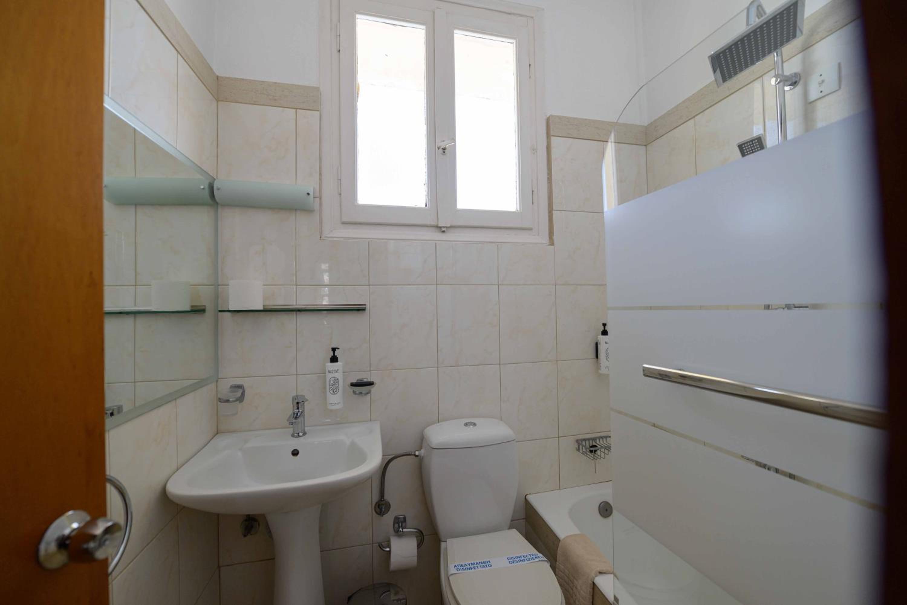 Double Room with Pool View - Photo 5