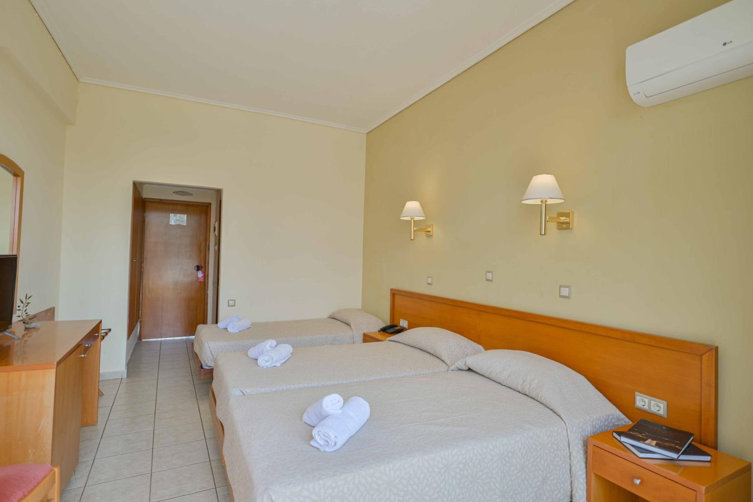 Economy Triple Room - Photo 1