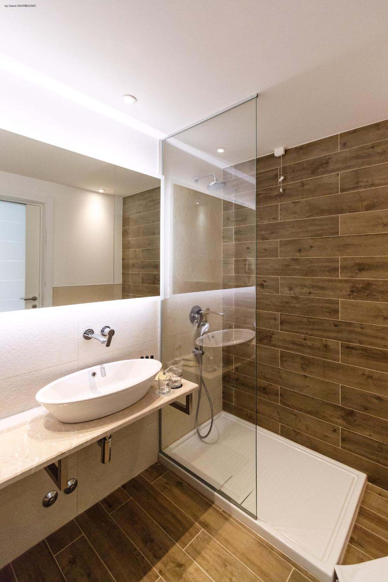 Double Room with Balcony - Photo 3
