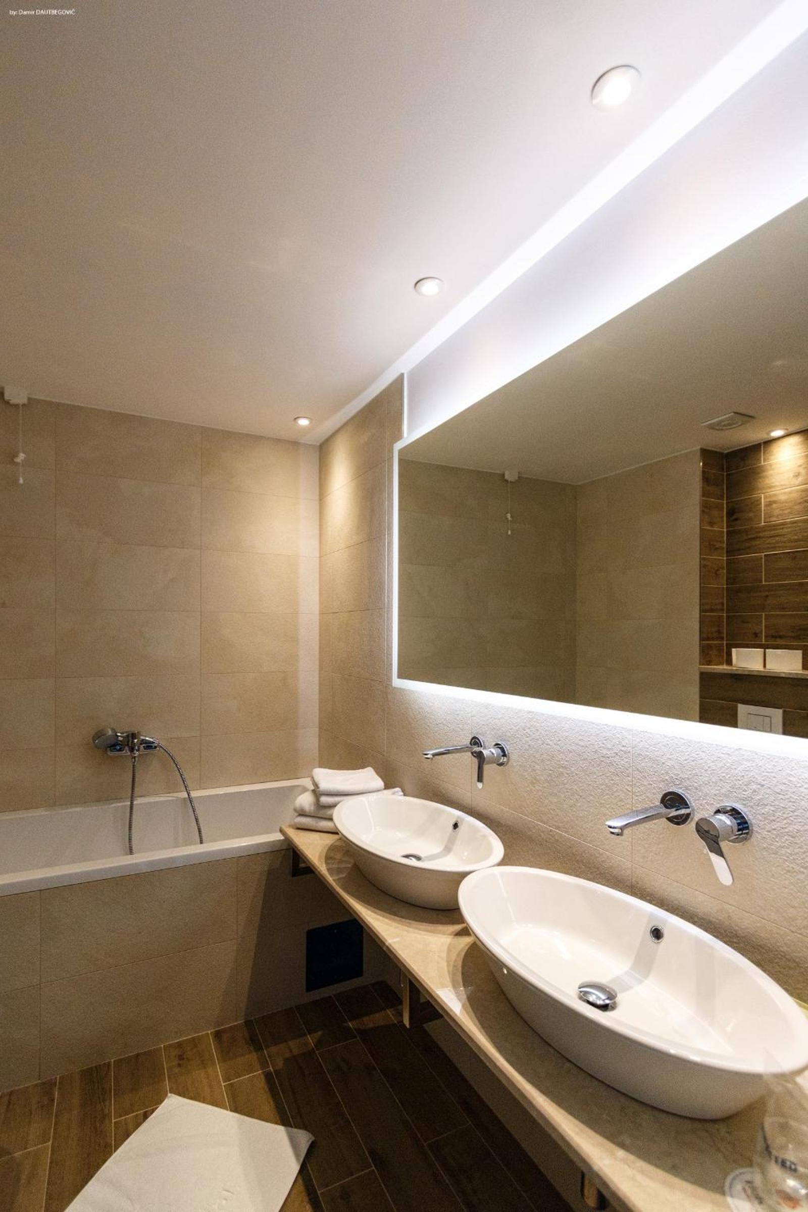 Double or Twin Room with Balcony - Photo 15