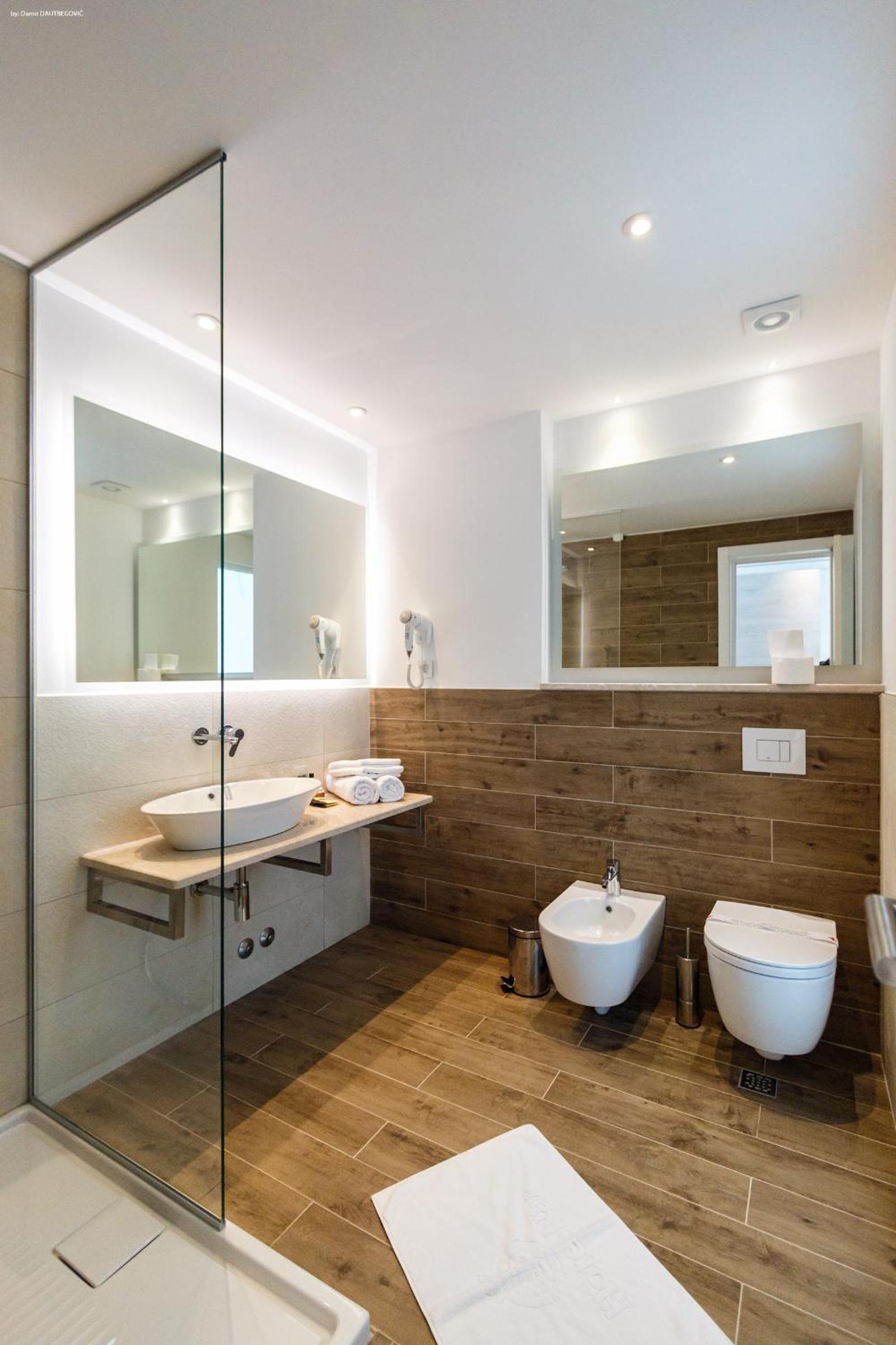 Double or Twin Room with Balcony - Photo 16