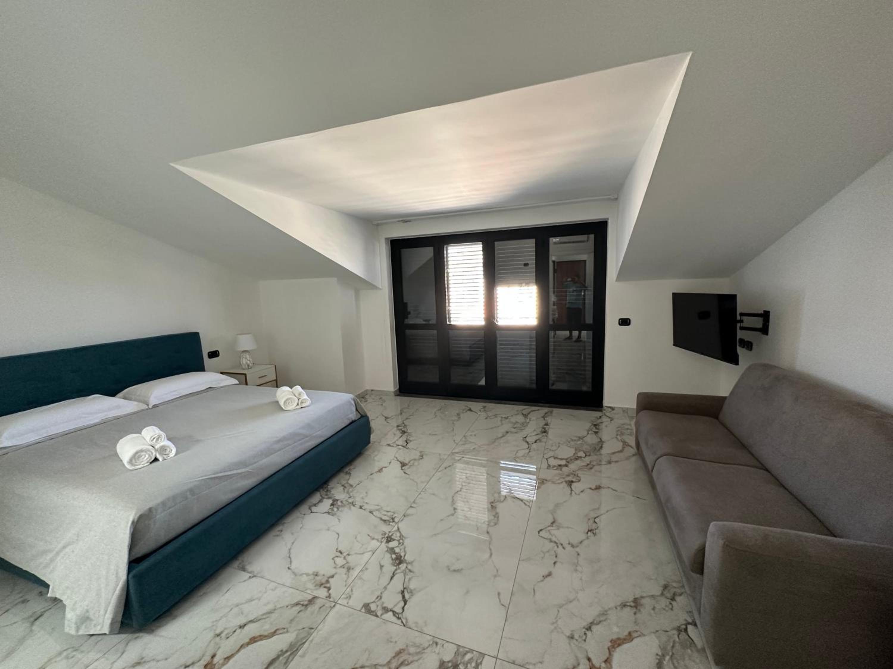 Deluxe King Room photo 1