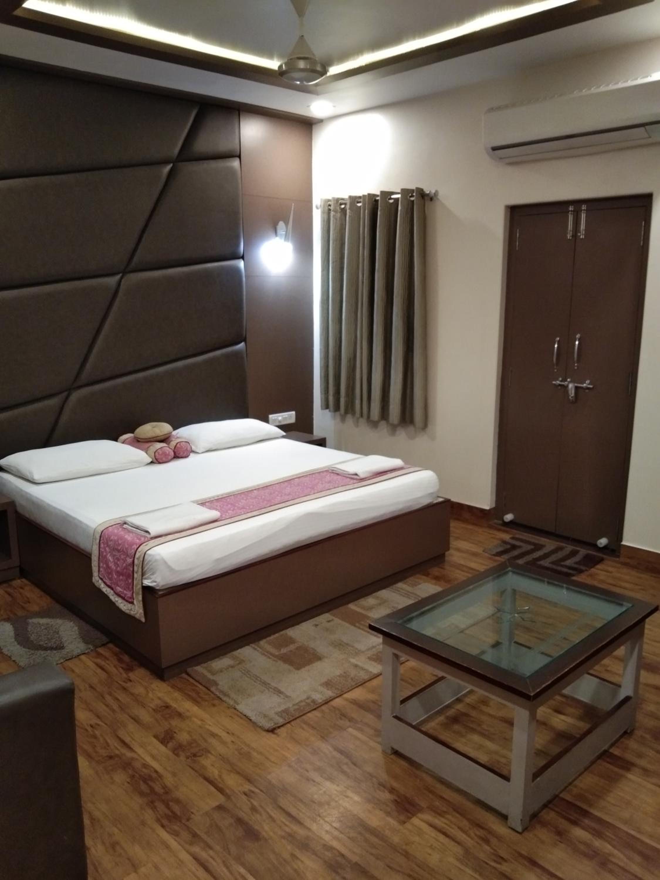 Premium Double Room (Includes Ganga Aarti and Darshan assistance to Kashi Vishwanath Temple) photo 2