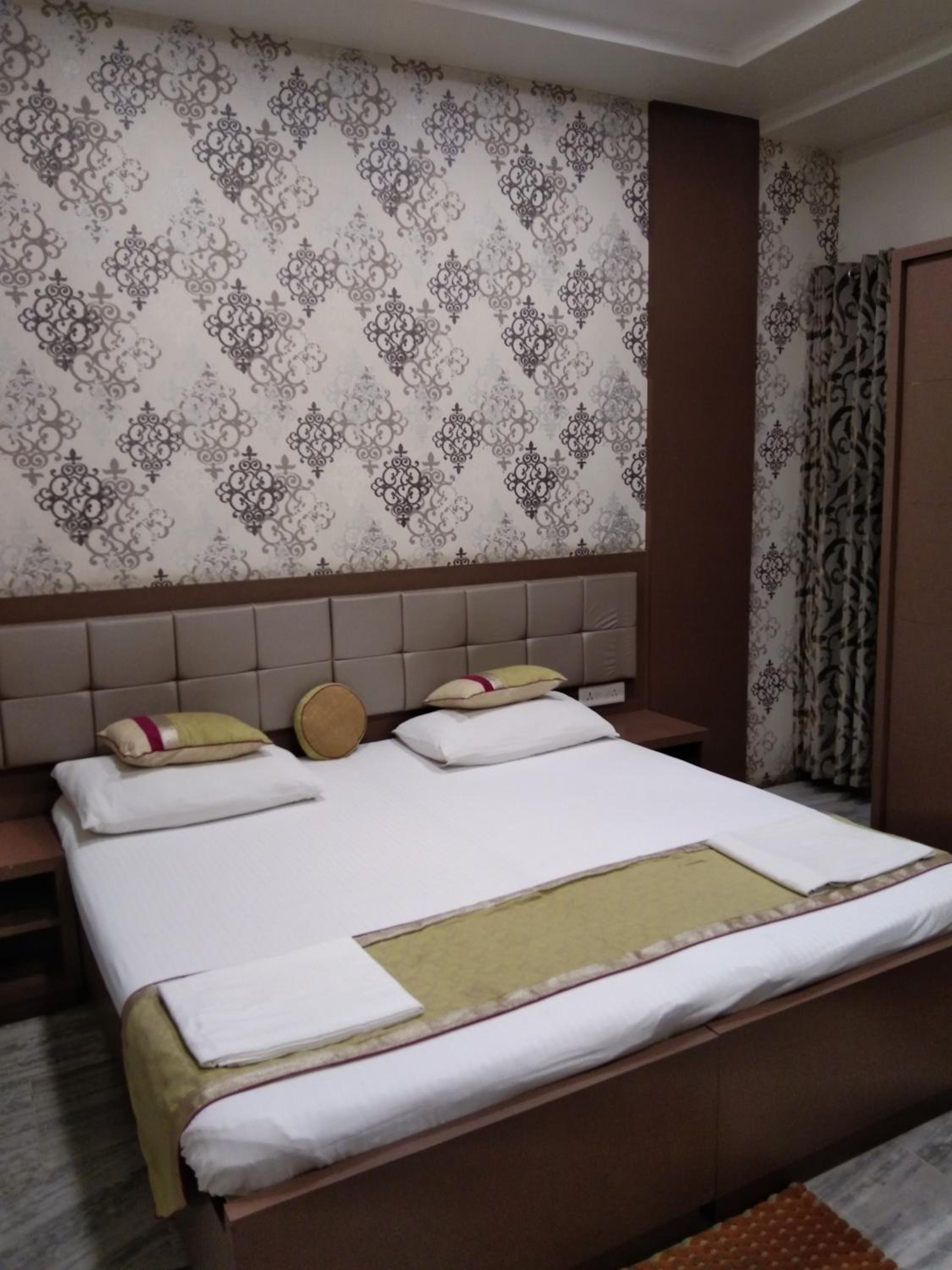 Royal View Room (Includes Ganga Aarti and Darshan assistance to Kashi Vishwanath Temple) photo 2