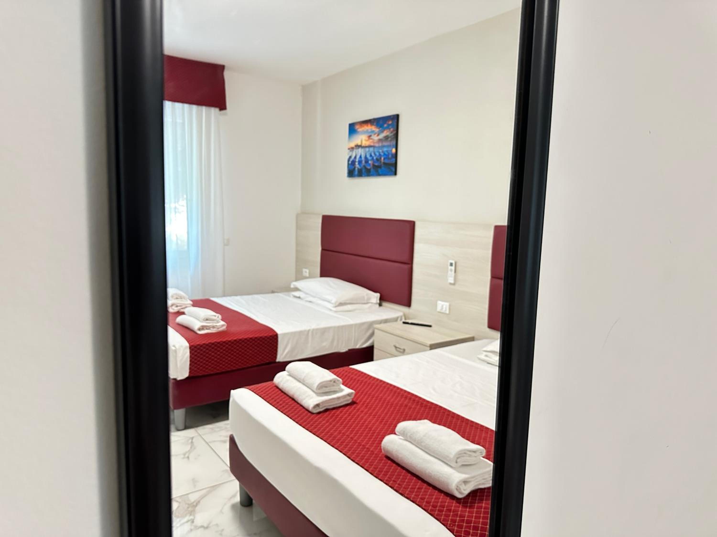 Quadruple Room - Photo 11