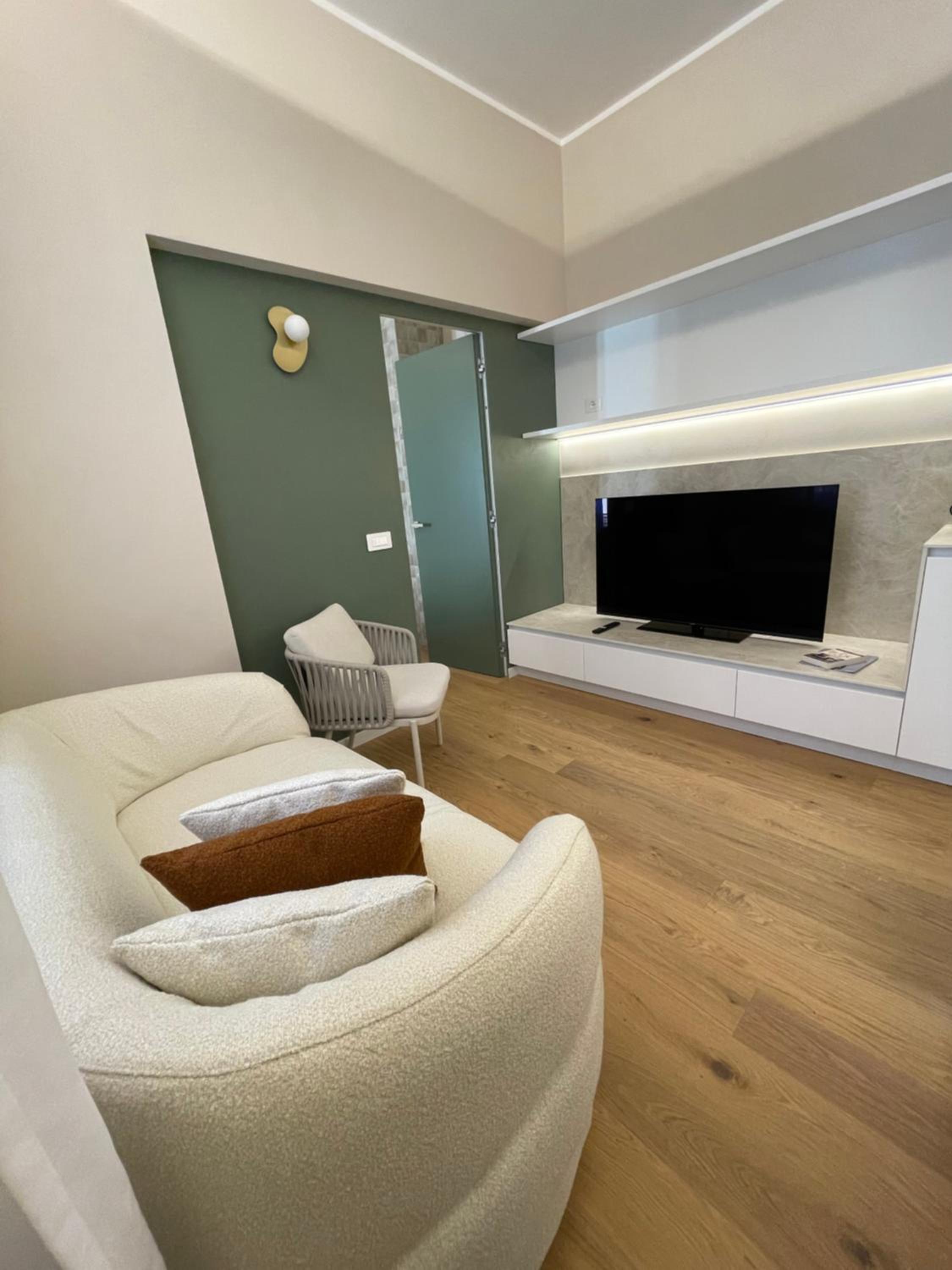 One-Bedroom Apartment photo 1