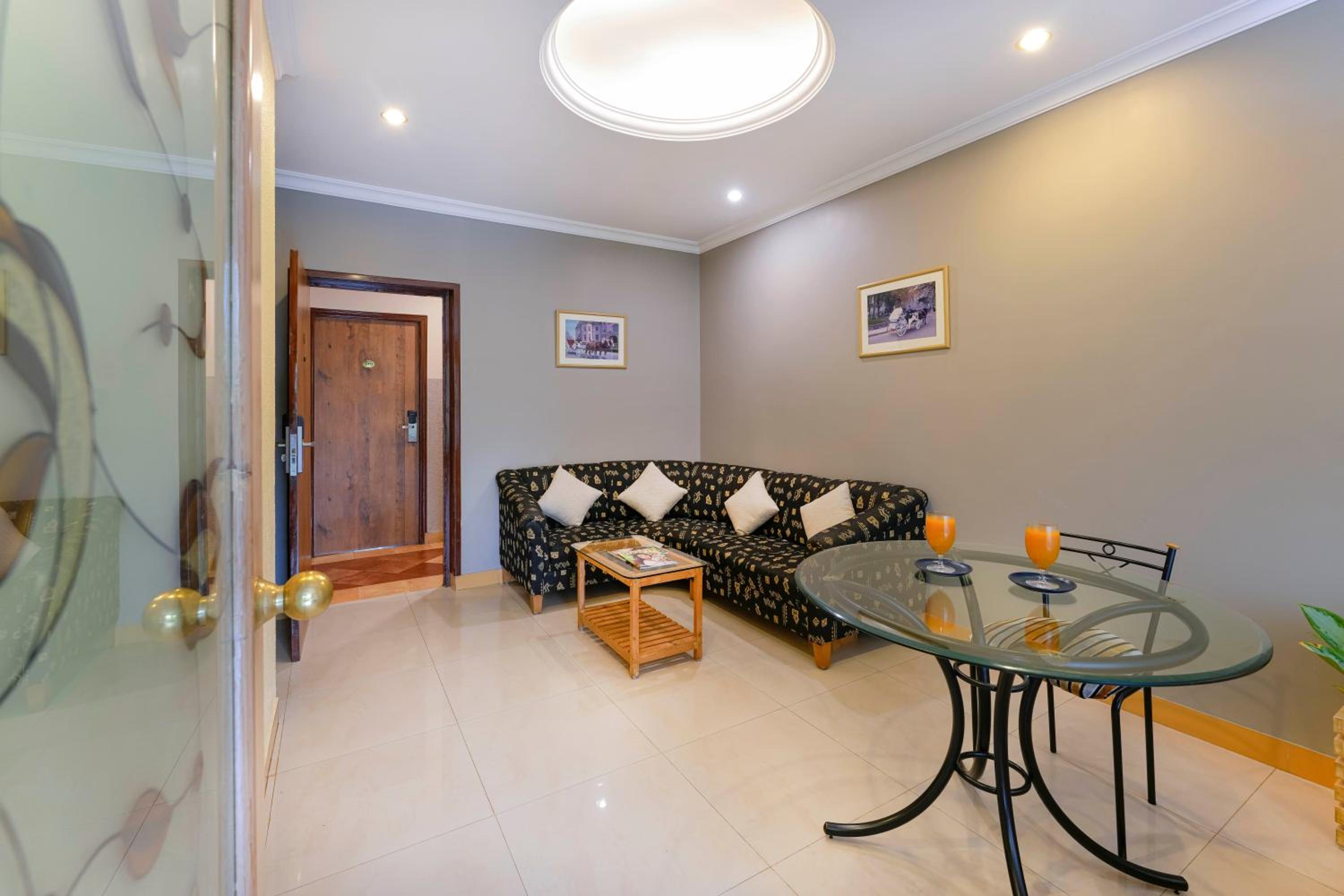 Suite - Photo 1
