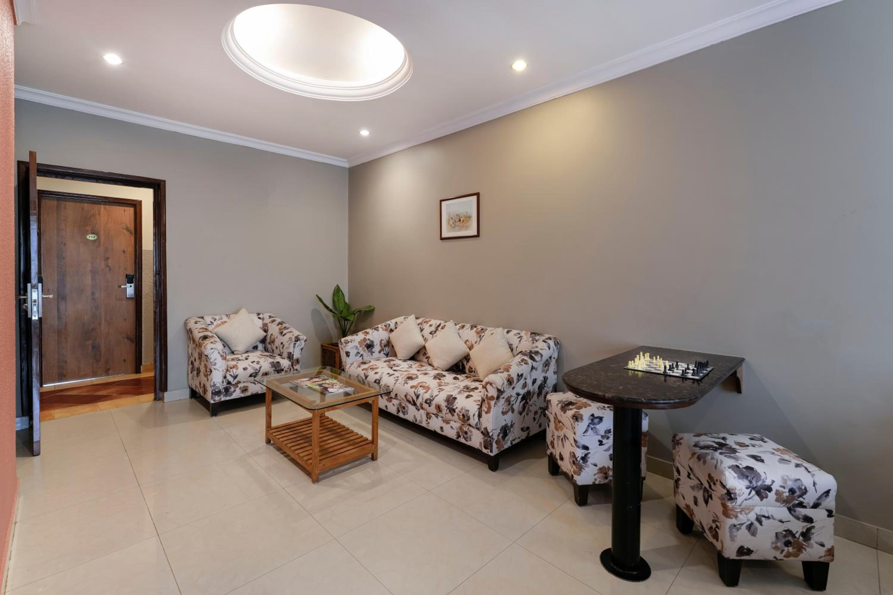 Suite - Photo 15