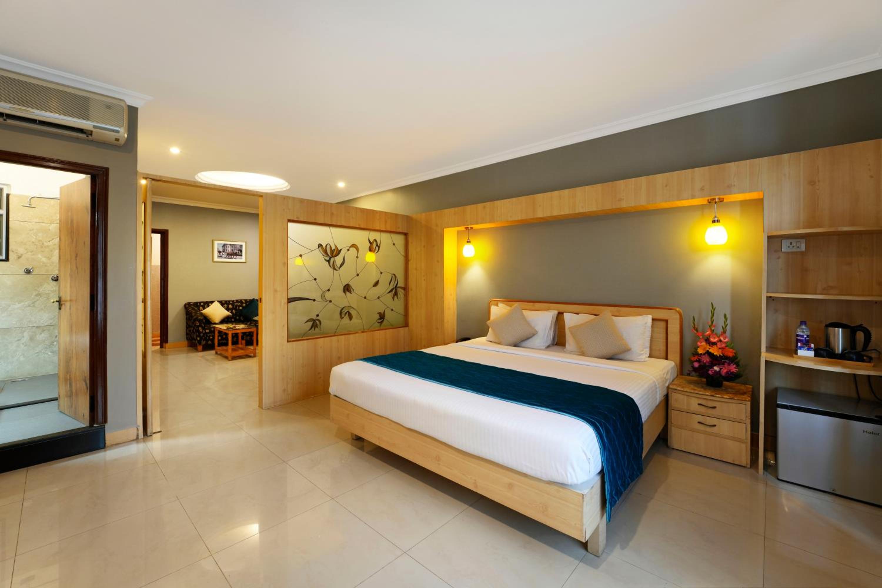 Suite - Photo 13