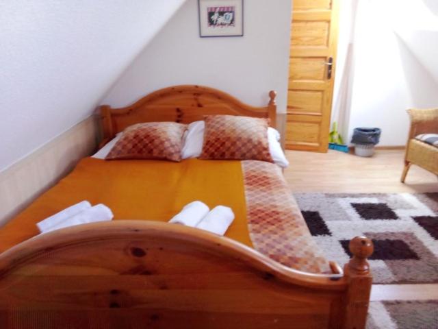 Economy Triple Room photo 2