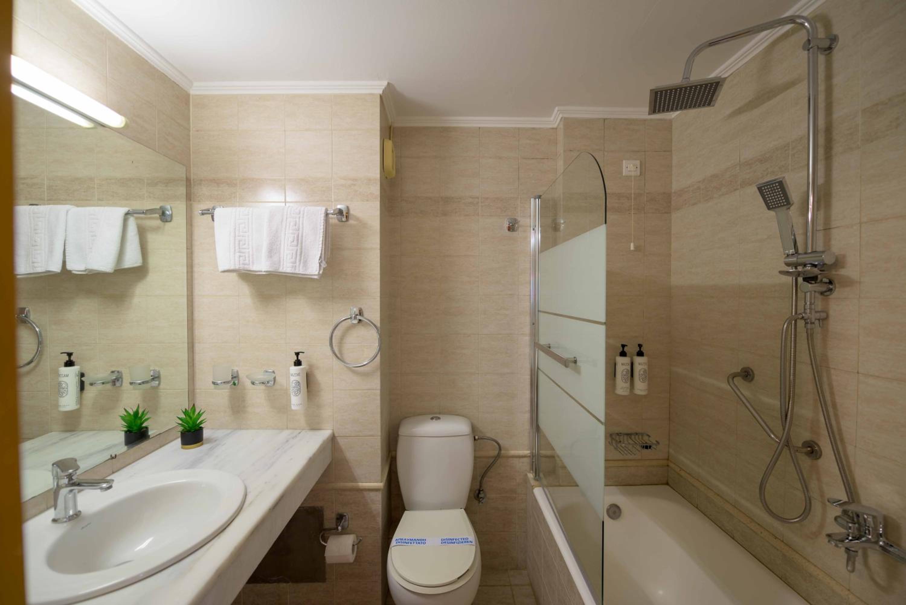 Standard Double or Twin Room - Photo 7