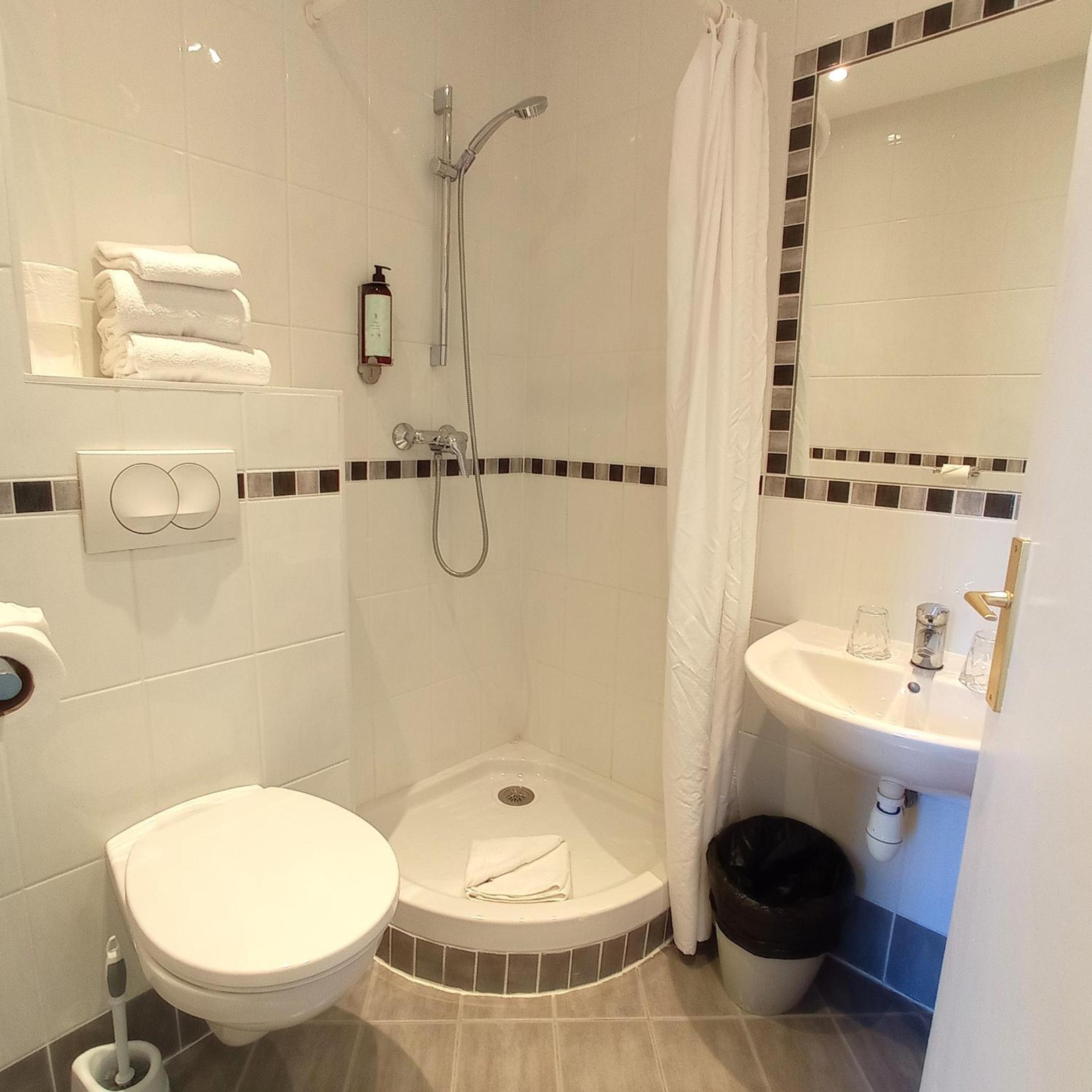 Standard Double Room - Photo 2