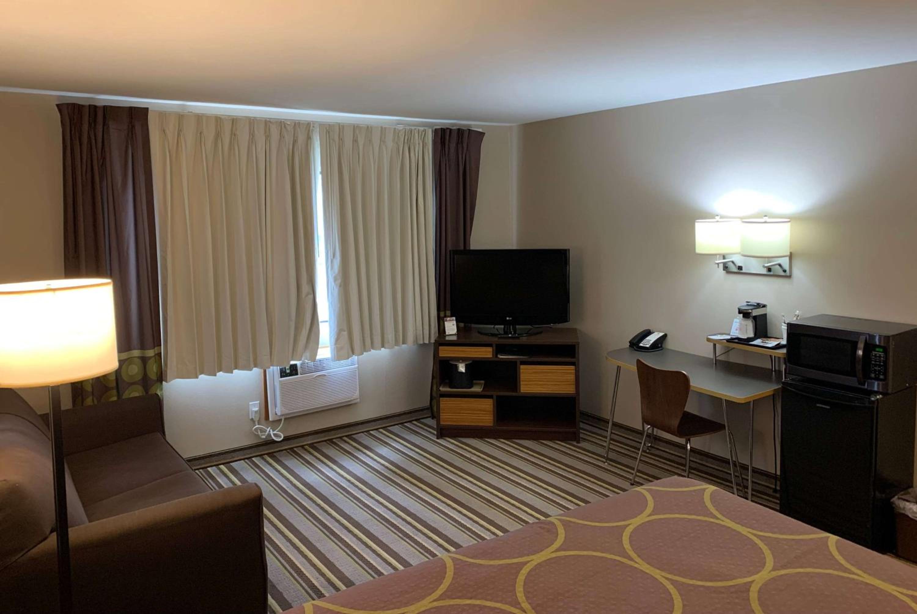 Deluxe King Room - Non-Smoking - Photo 3