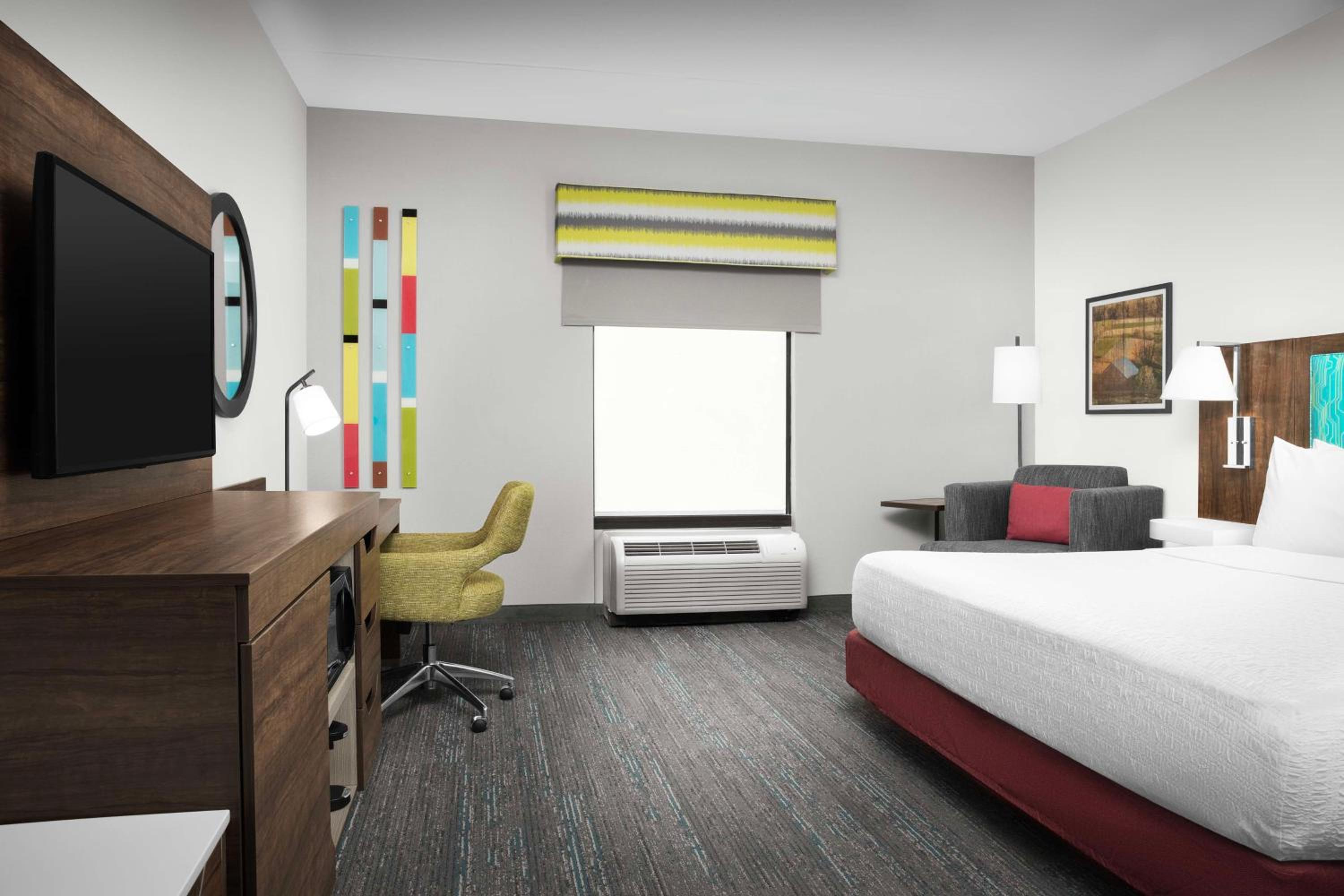 King Room with King Bed - Non-Smoking - Photo 2