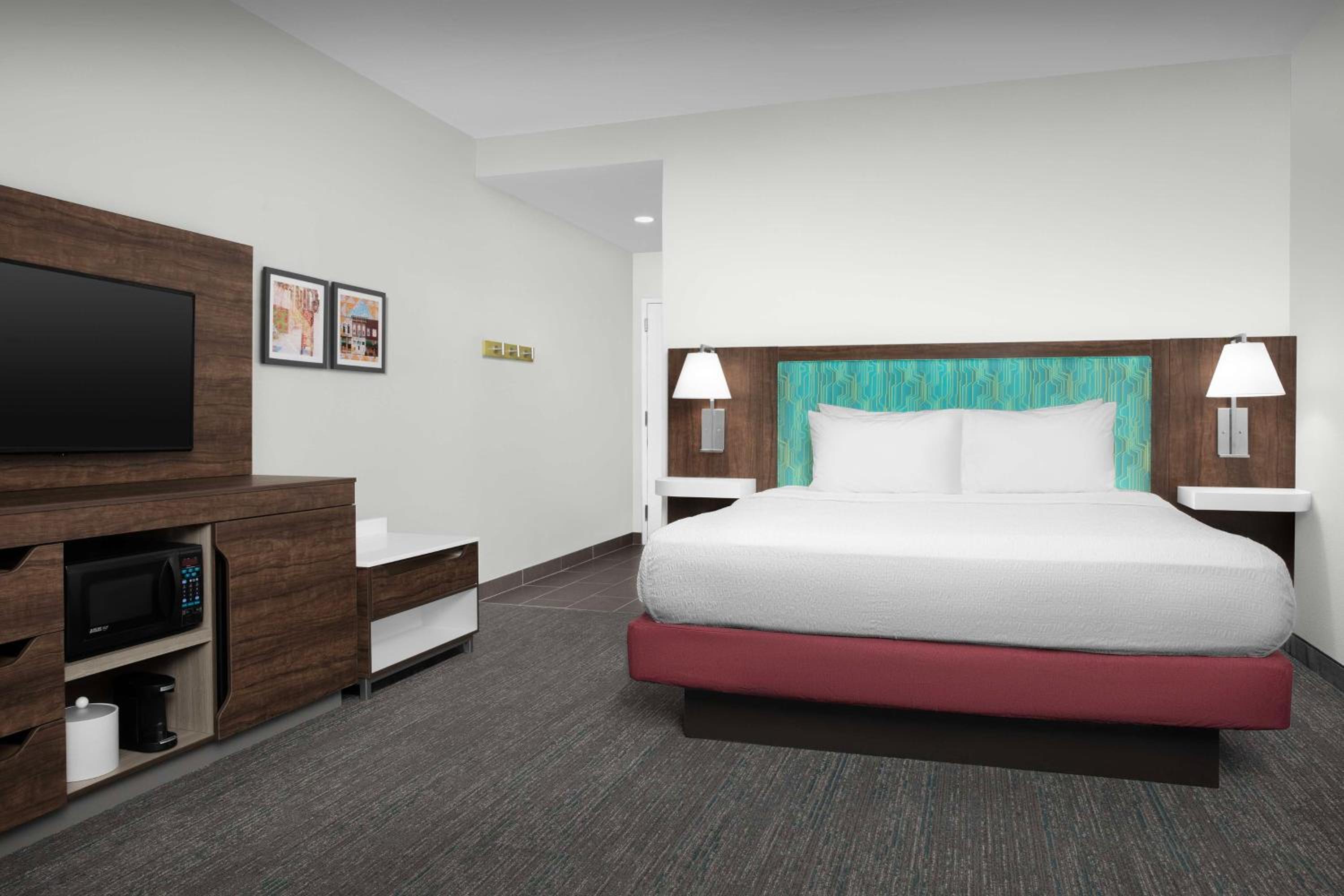 King Room with King Bed - Non-Smoking - Photo 3