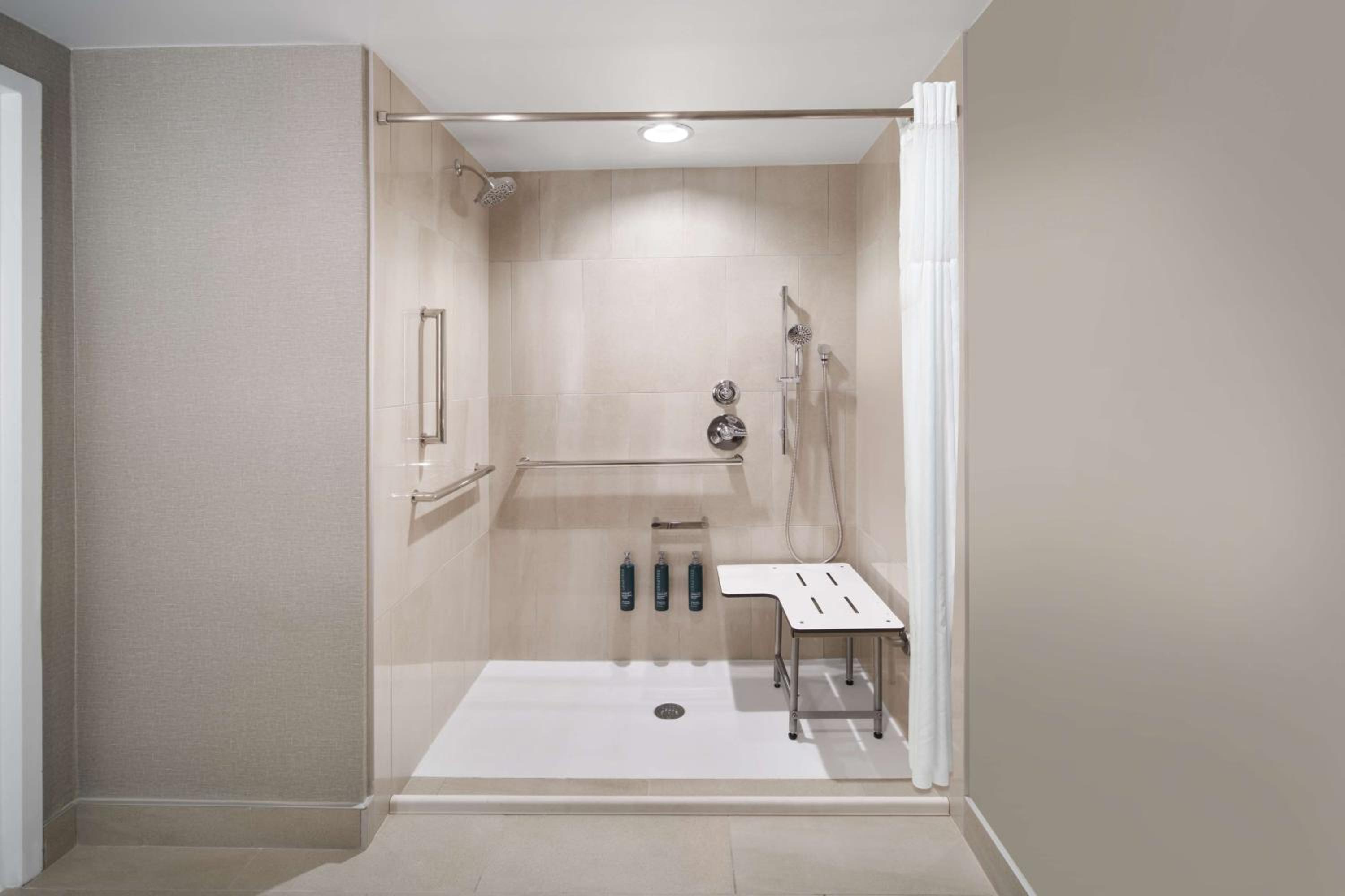 King Room with Mobility Accessible Tub - Photo 5