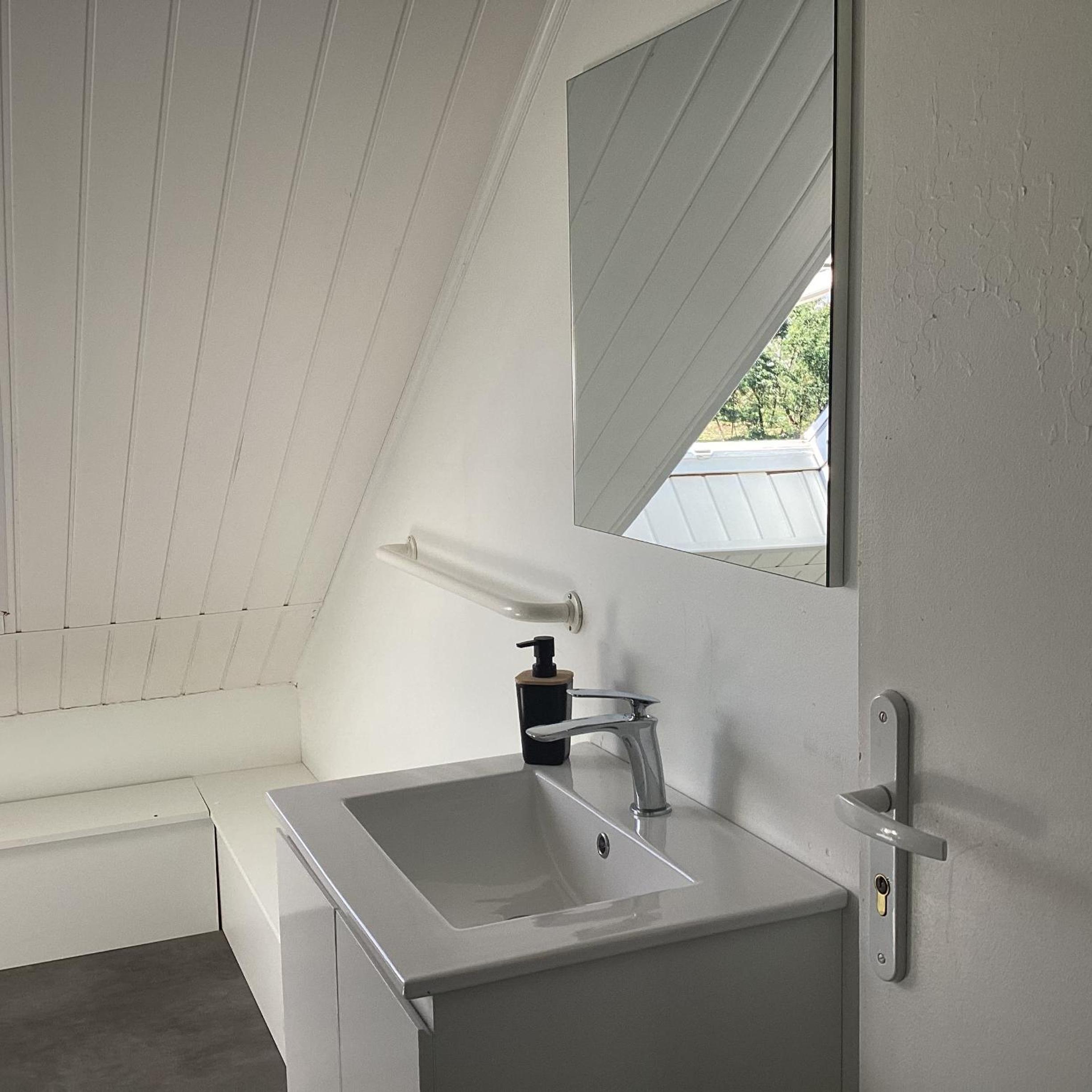 Deluxe Room (2 Adults + 1 Child) - Photo 14