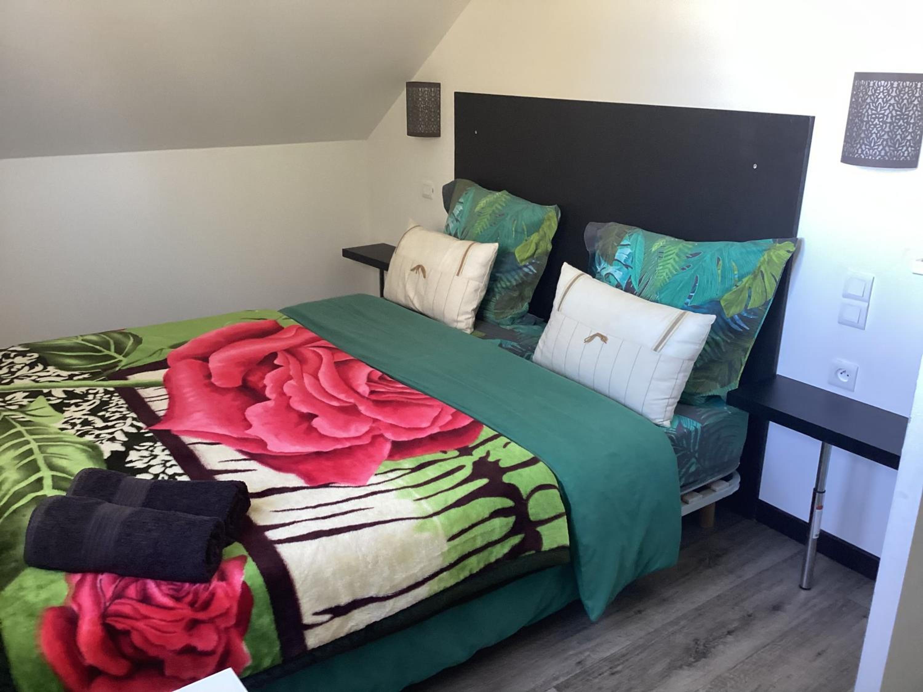 Deluxe Room (2 Adults + 1 Child) - Photo 6