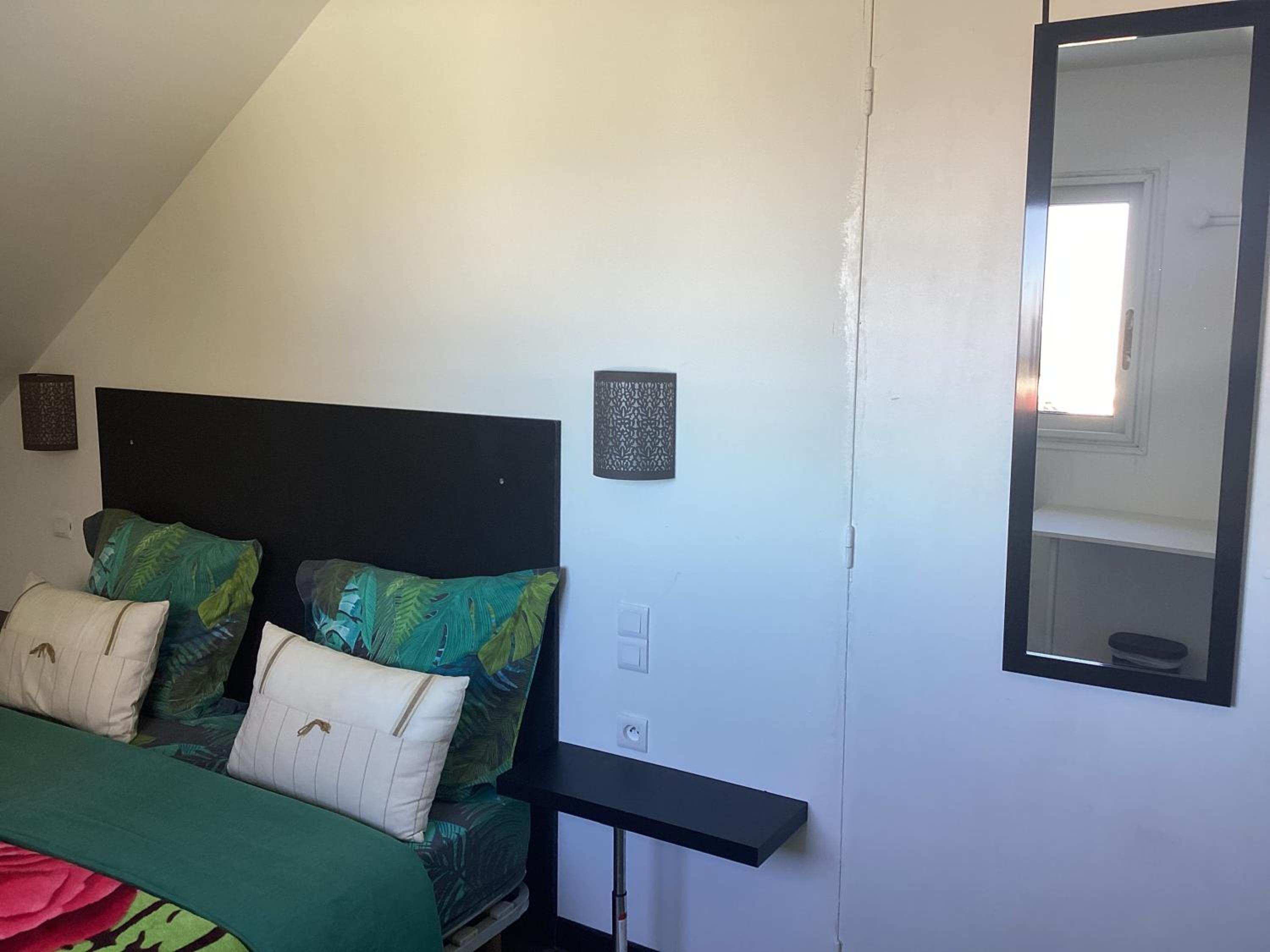 Deluxe Room (2 Adults + 1 Child) - Photo 7