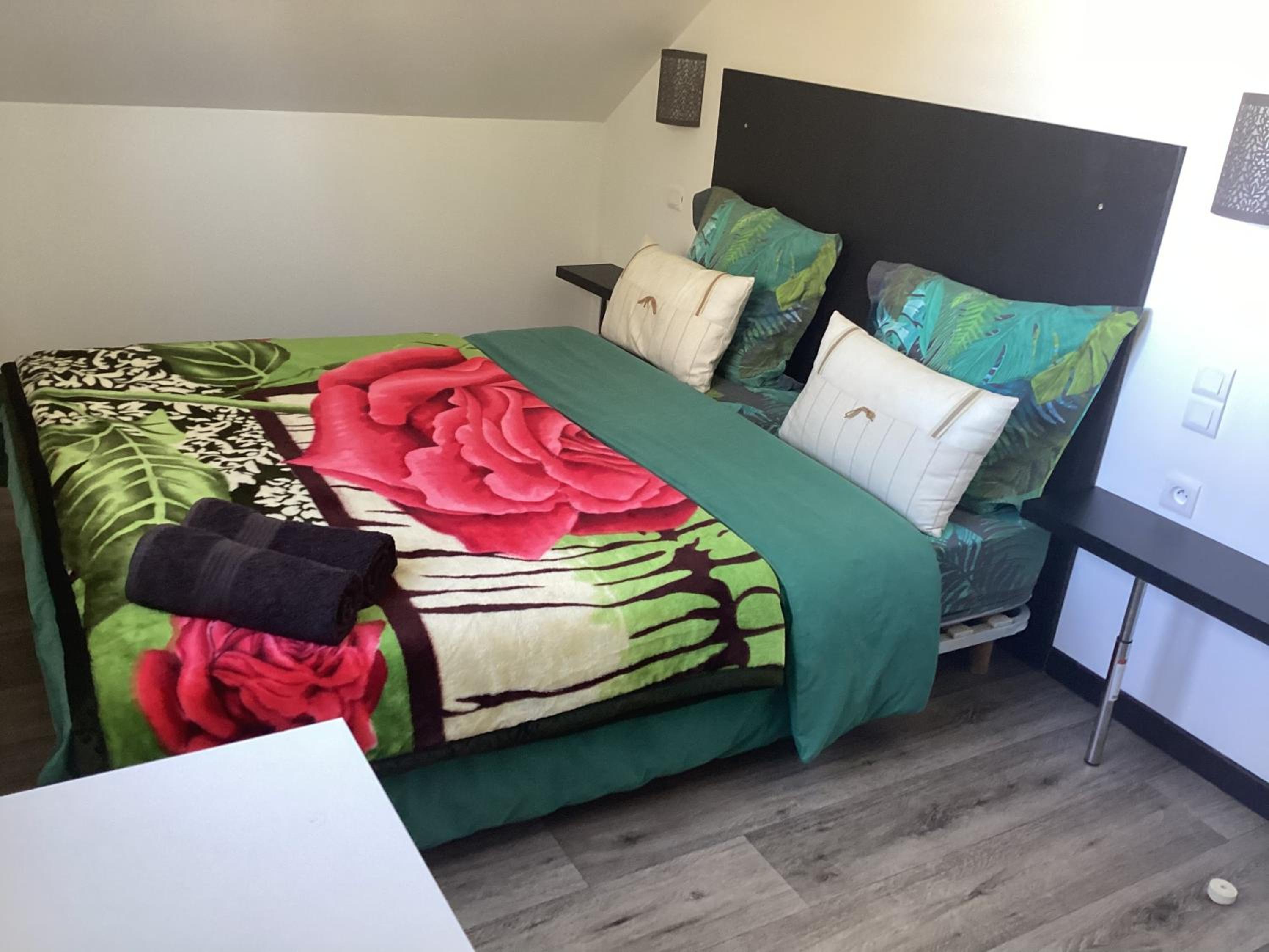 Deluxe Room (2 Adults + 1 Child) - Photo 8