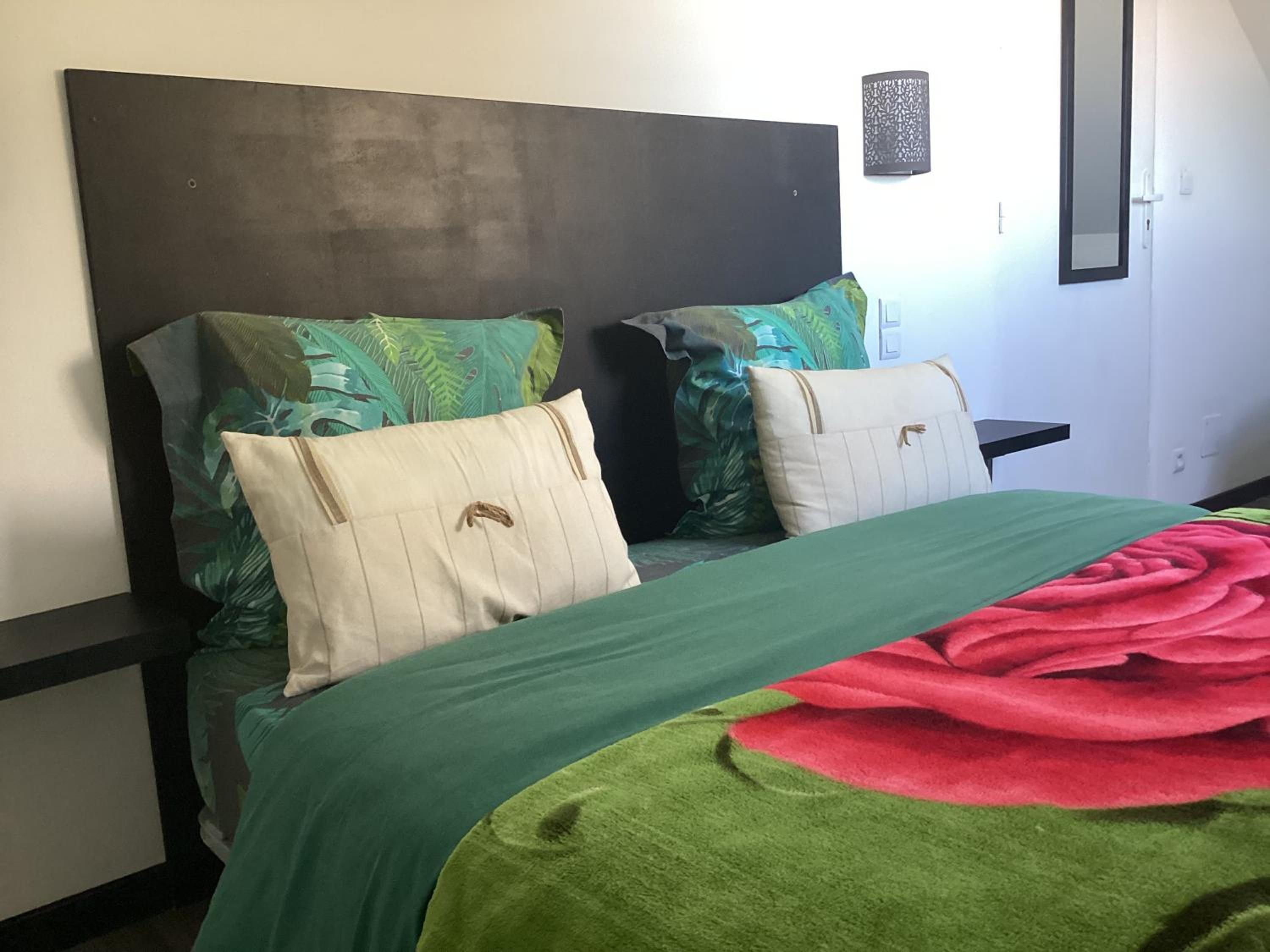 Deluxe Room (2 Adults + 1 Child) - Photo 10