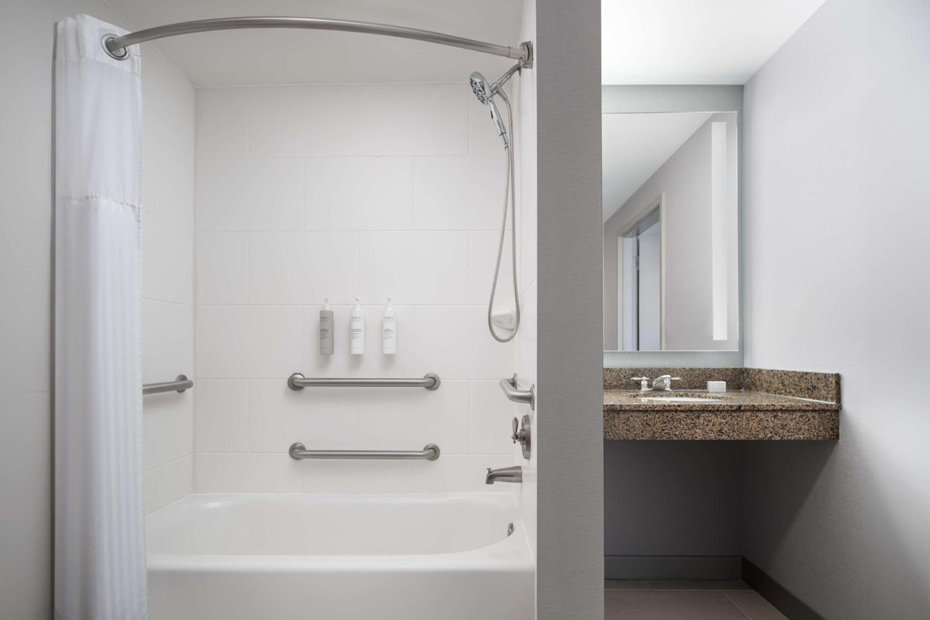 King Room - Disability/Hearing Accessible with Bathtub - Photo 4