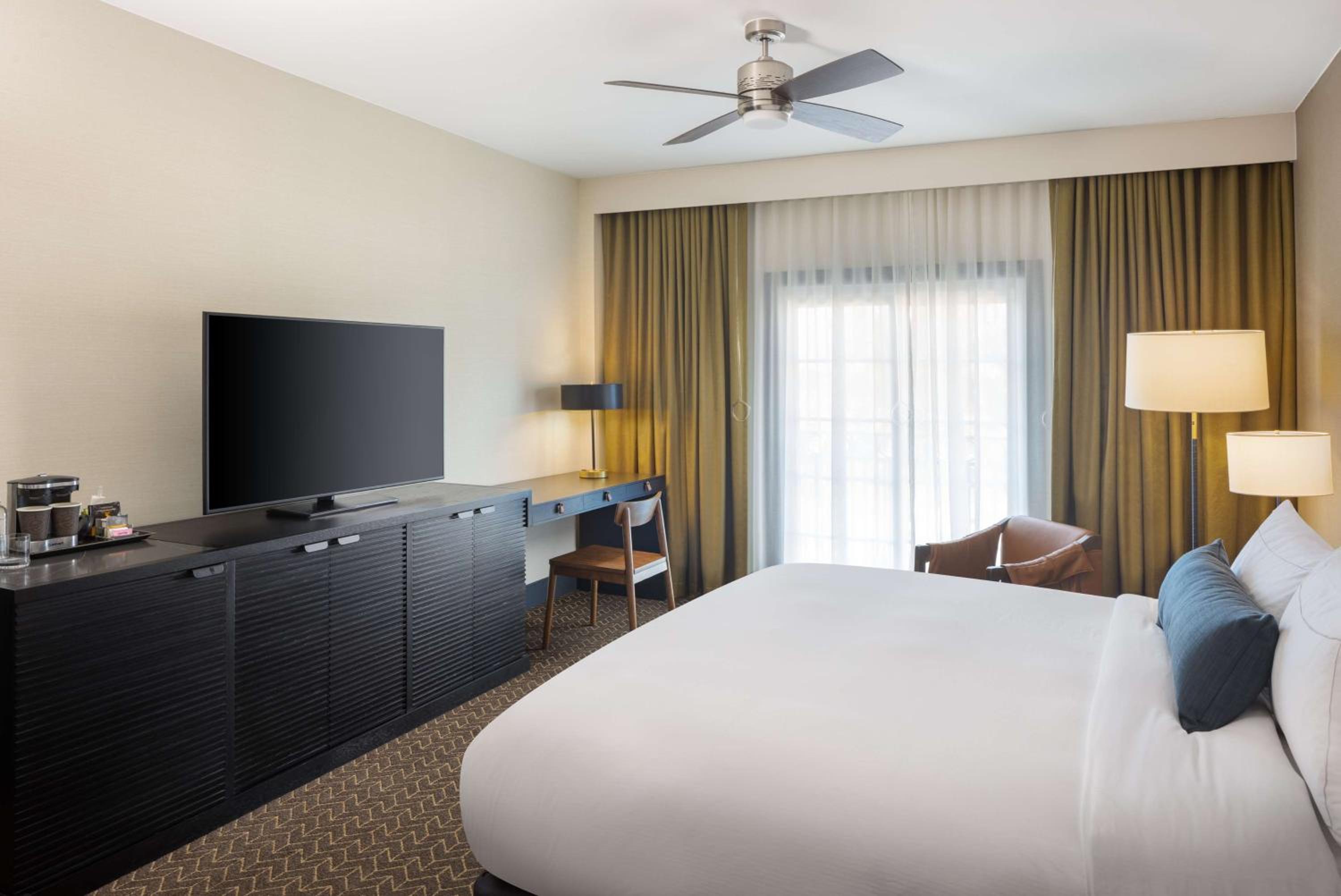 Junior King Suite with Bath Tub - Mobility Accessible - Photo 3