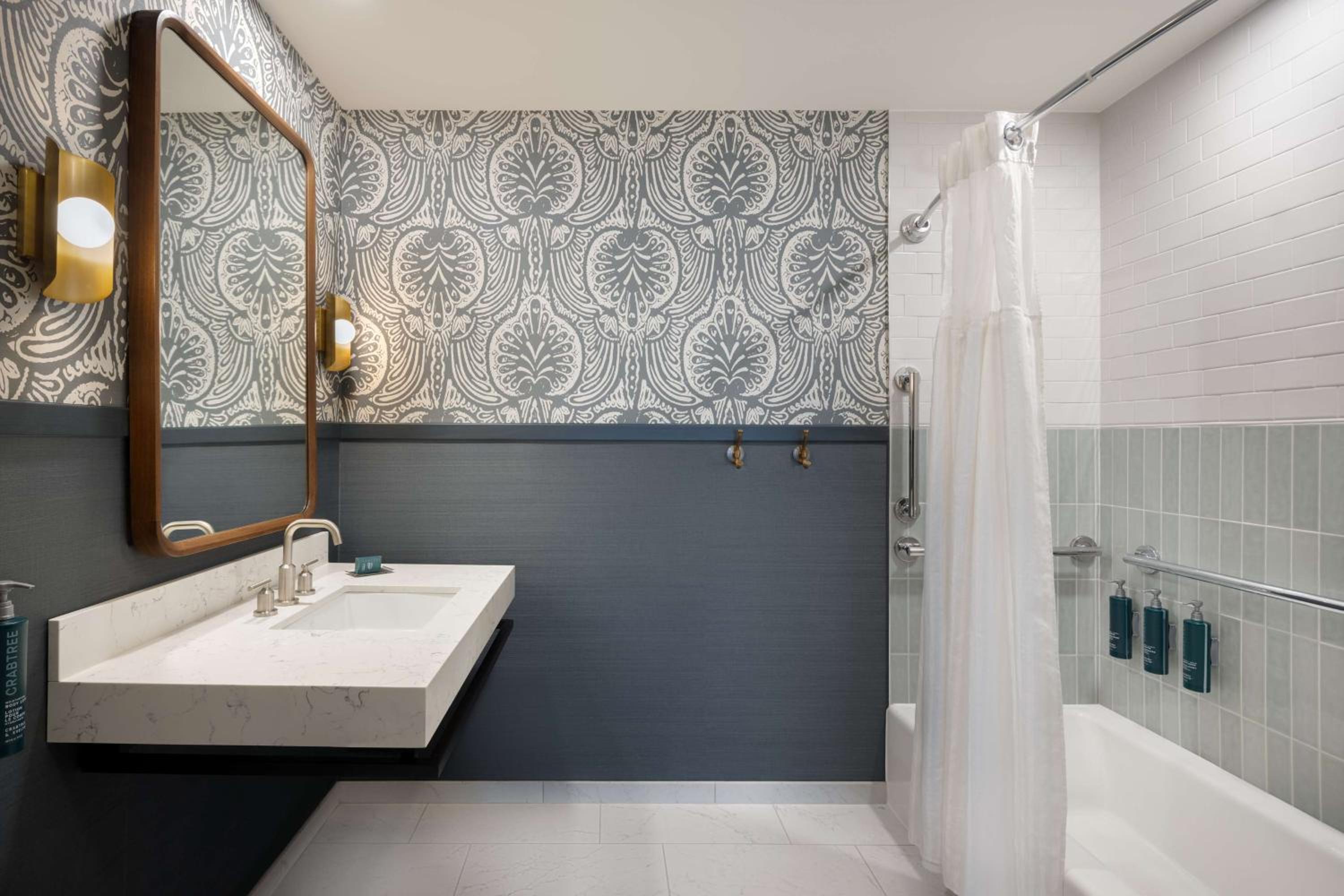 Junior King Suite with Bath Tub - Mobility Accessible - Photo 4