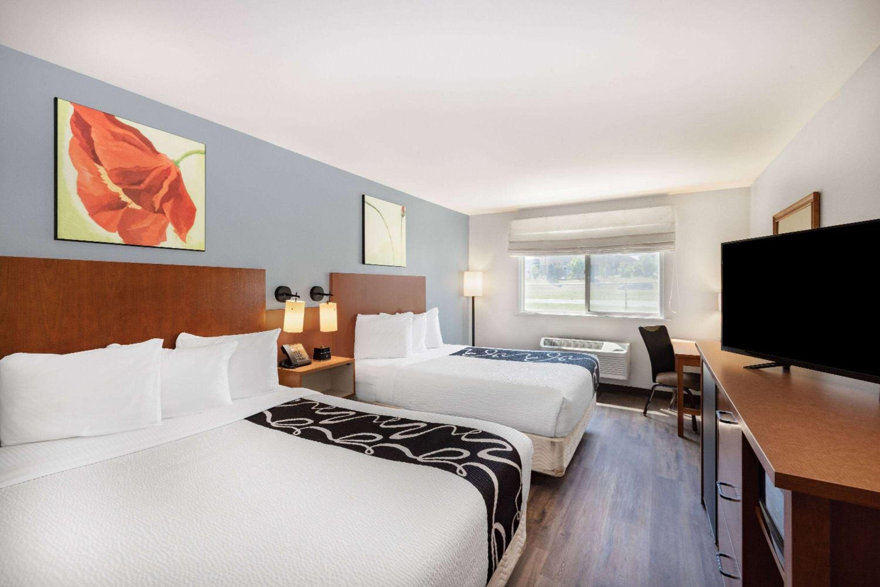 Queen Room with Two Queen Beds - Disability Access - Photo 3
