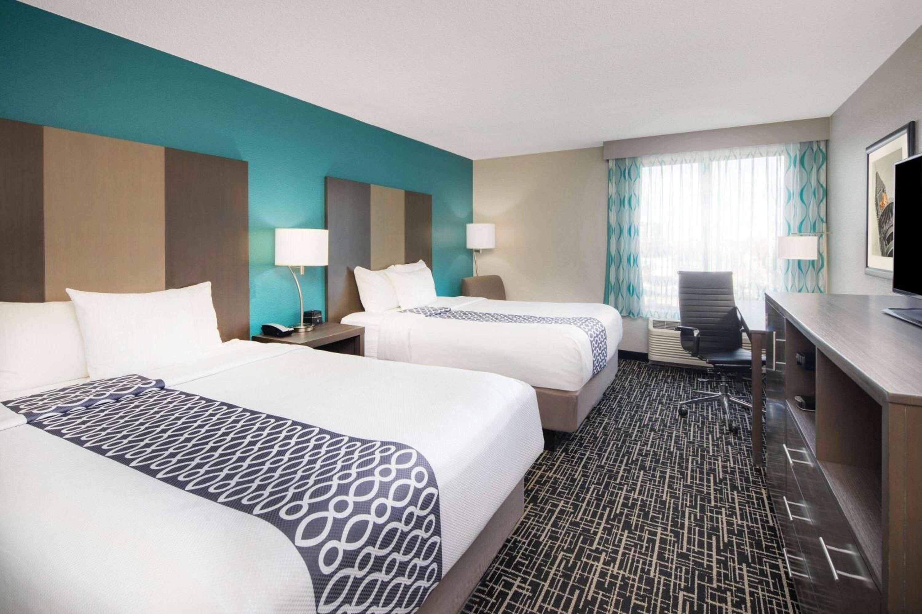 Queen Room with Two Queen Beds - Non-Smoking photo 2