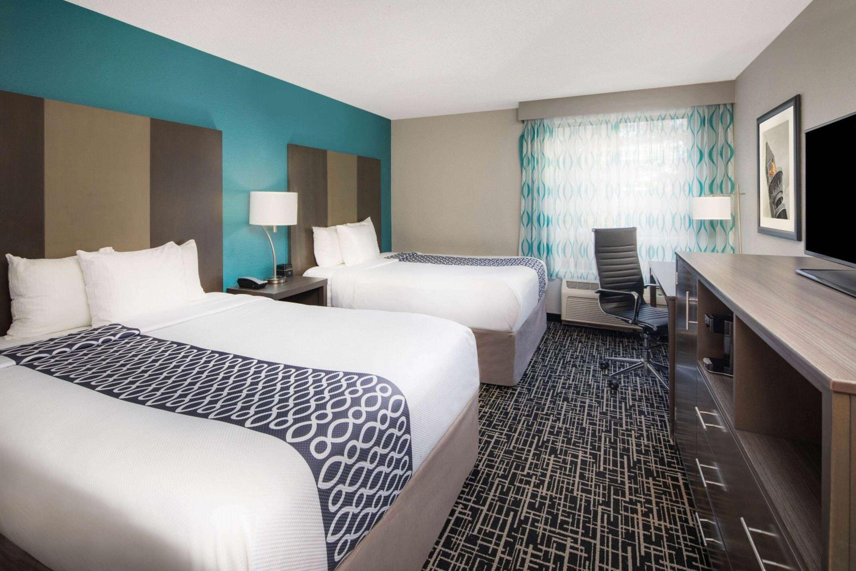 Queen Room with Two Queen Beds - Mobility Access/Non-Smoking photo 3