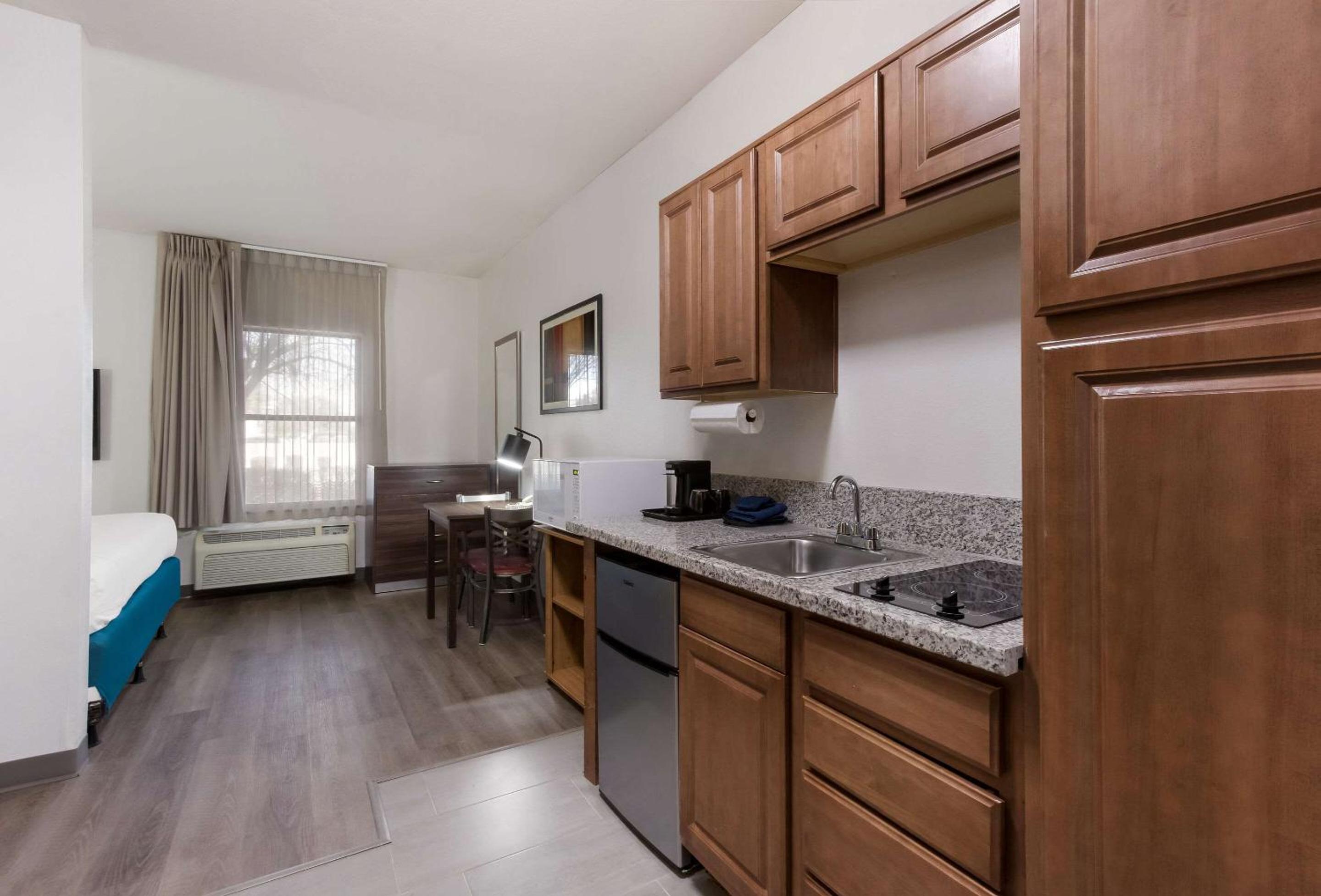 Efficiency King Room with Roll-in Shower - Accessible/Non Smoking - Photo 1