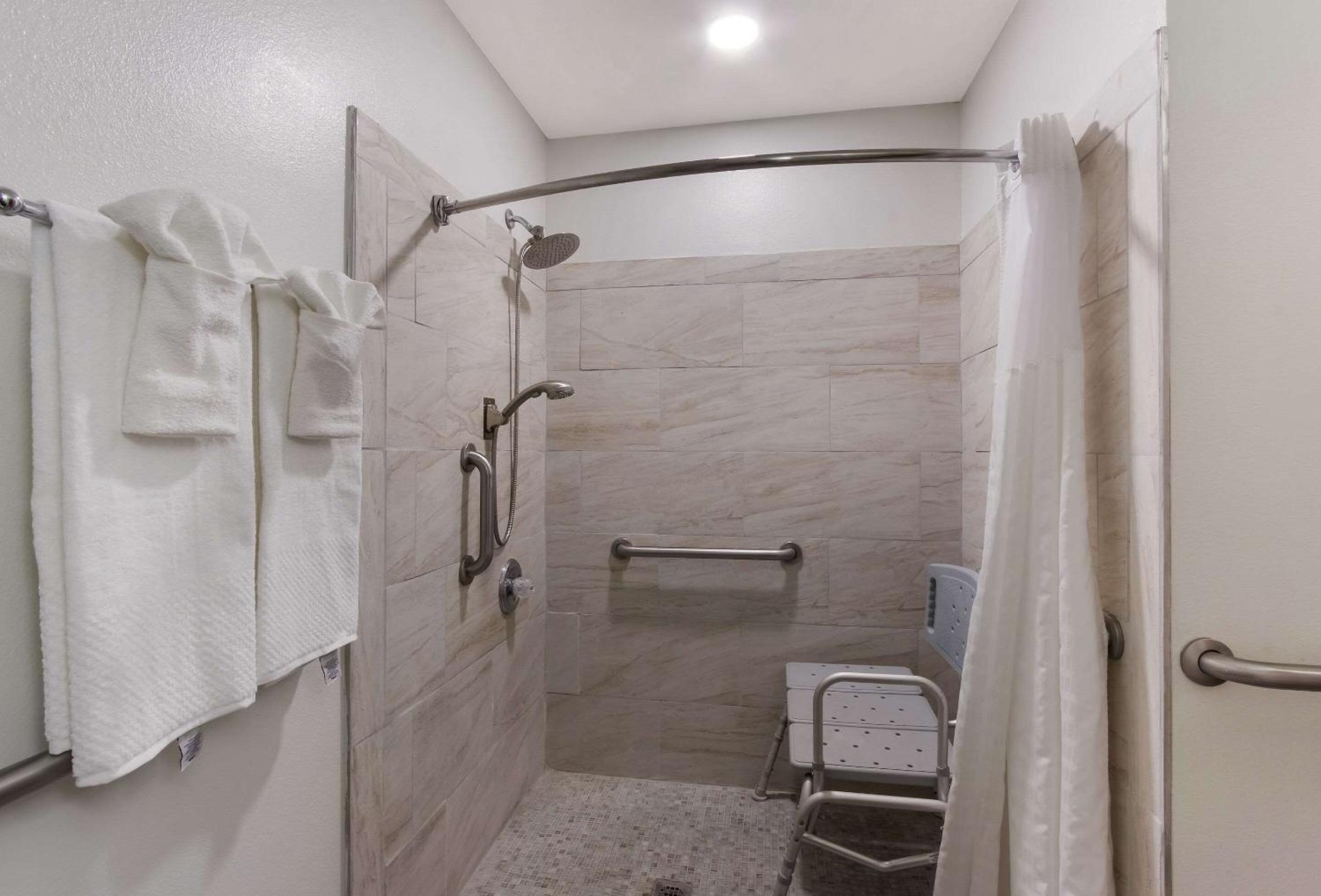 King Suite - Accessible/Non Smoking - Photo 1