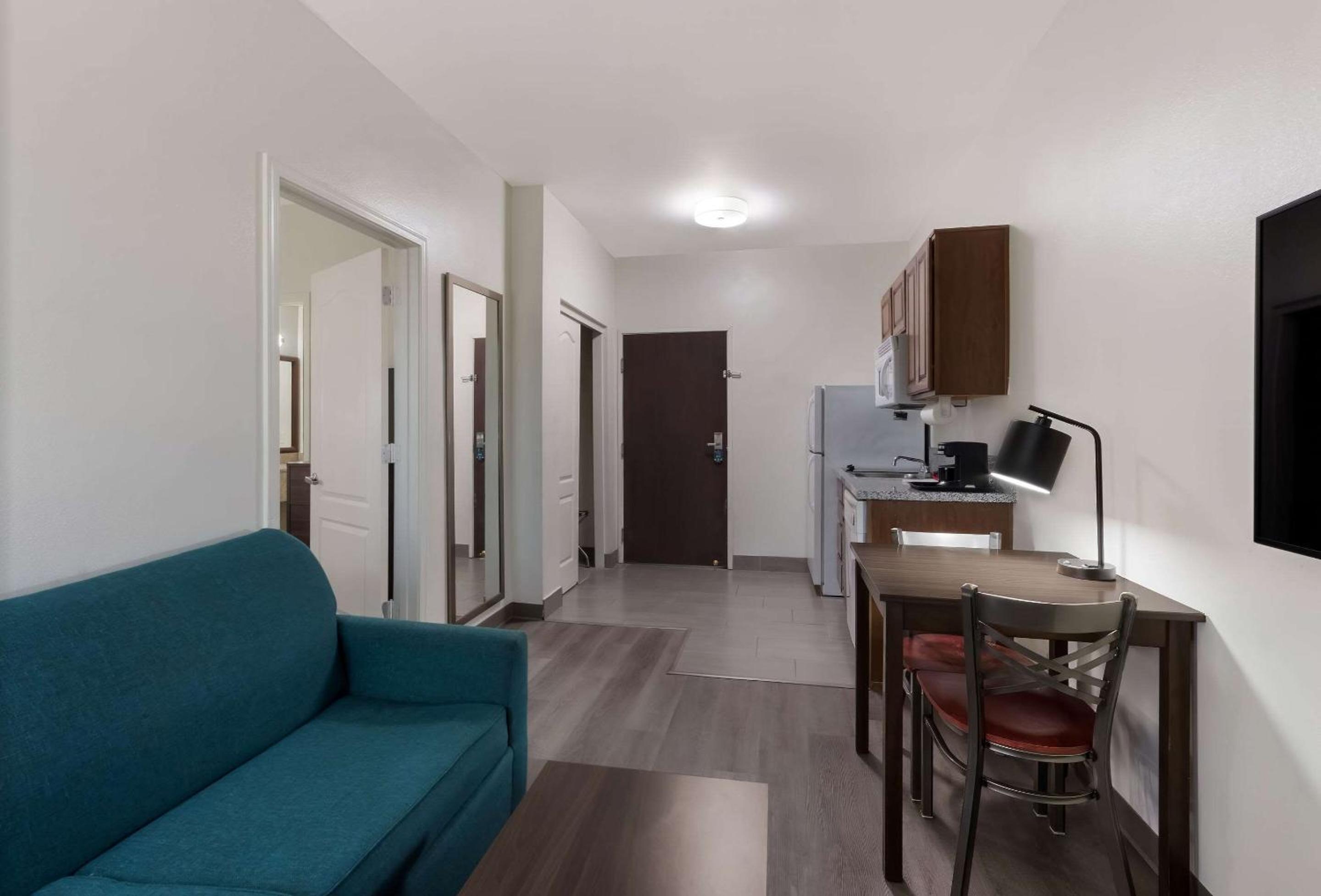 King Suite - Non-Smoking - Photo 4