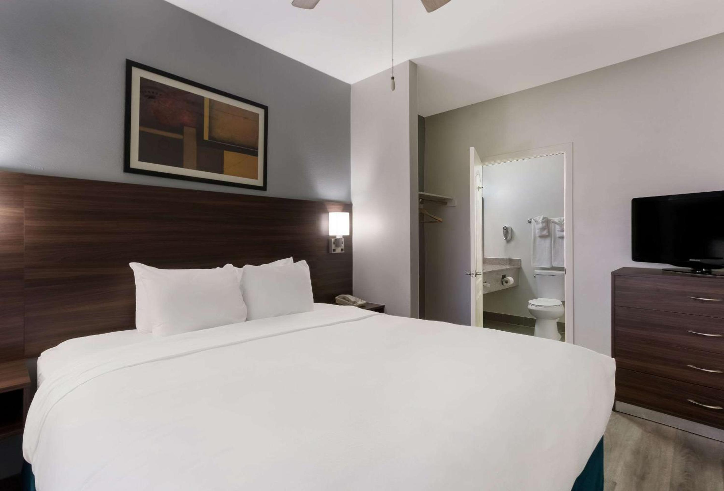 King Suite - Non-Smoking - Photo 2