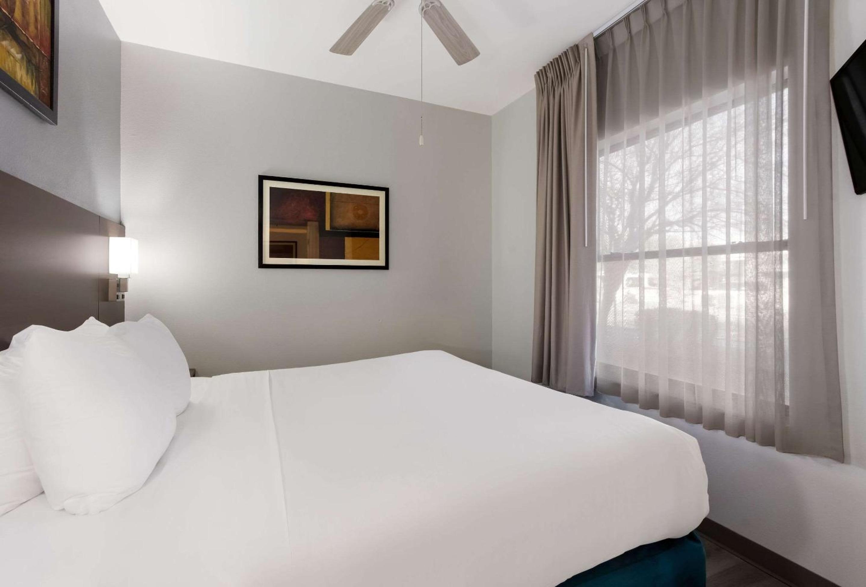 King Suite - Accessible/Non Smoking - Photo 3