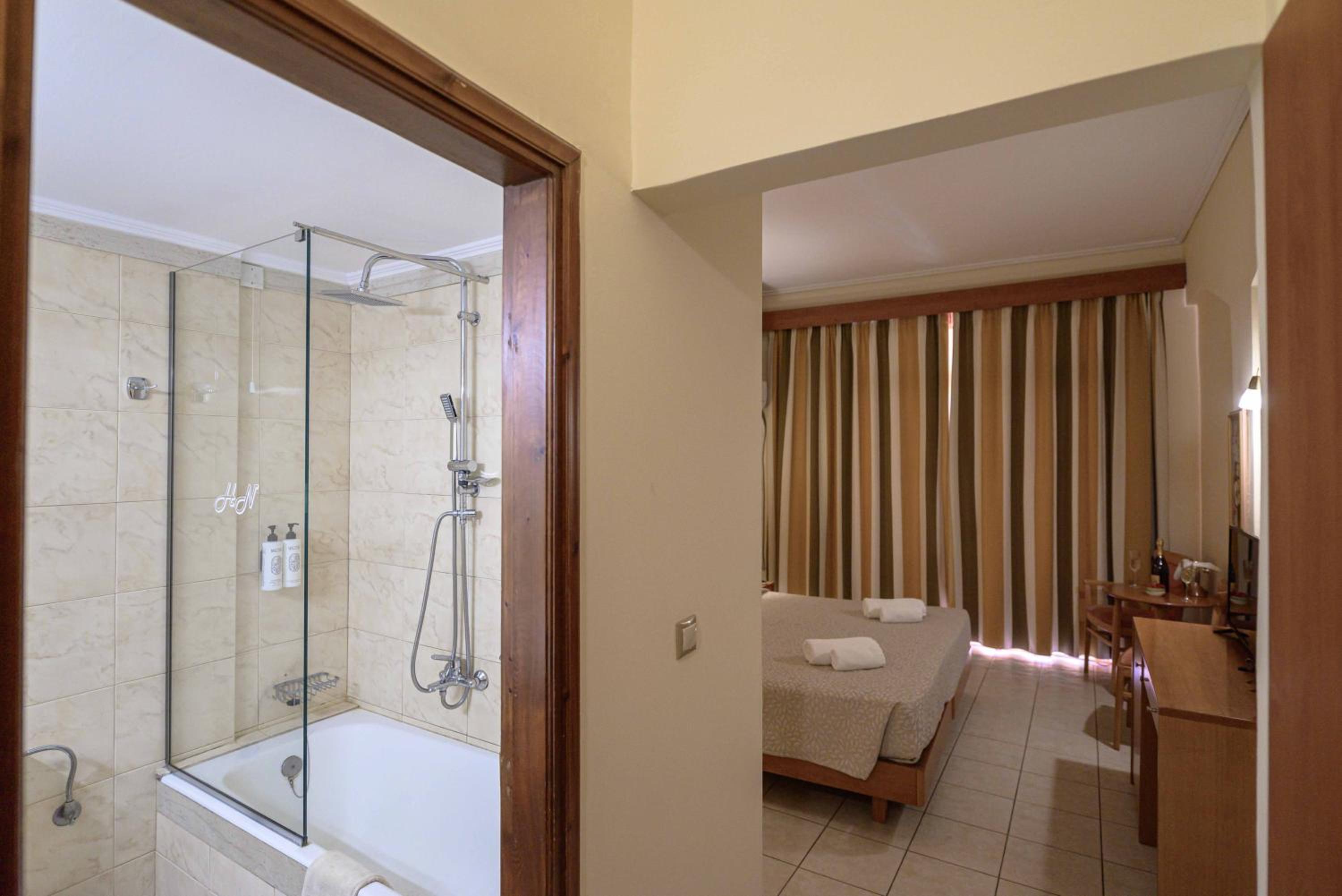 Standard Double or Twin Room - Photo 9