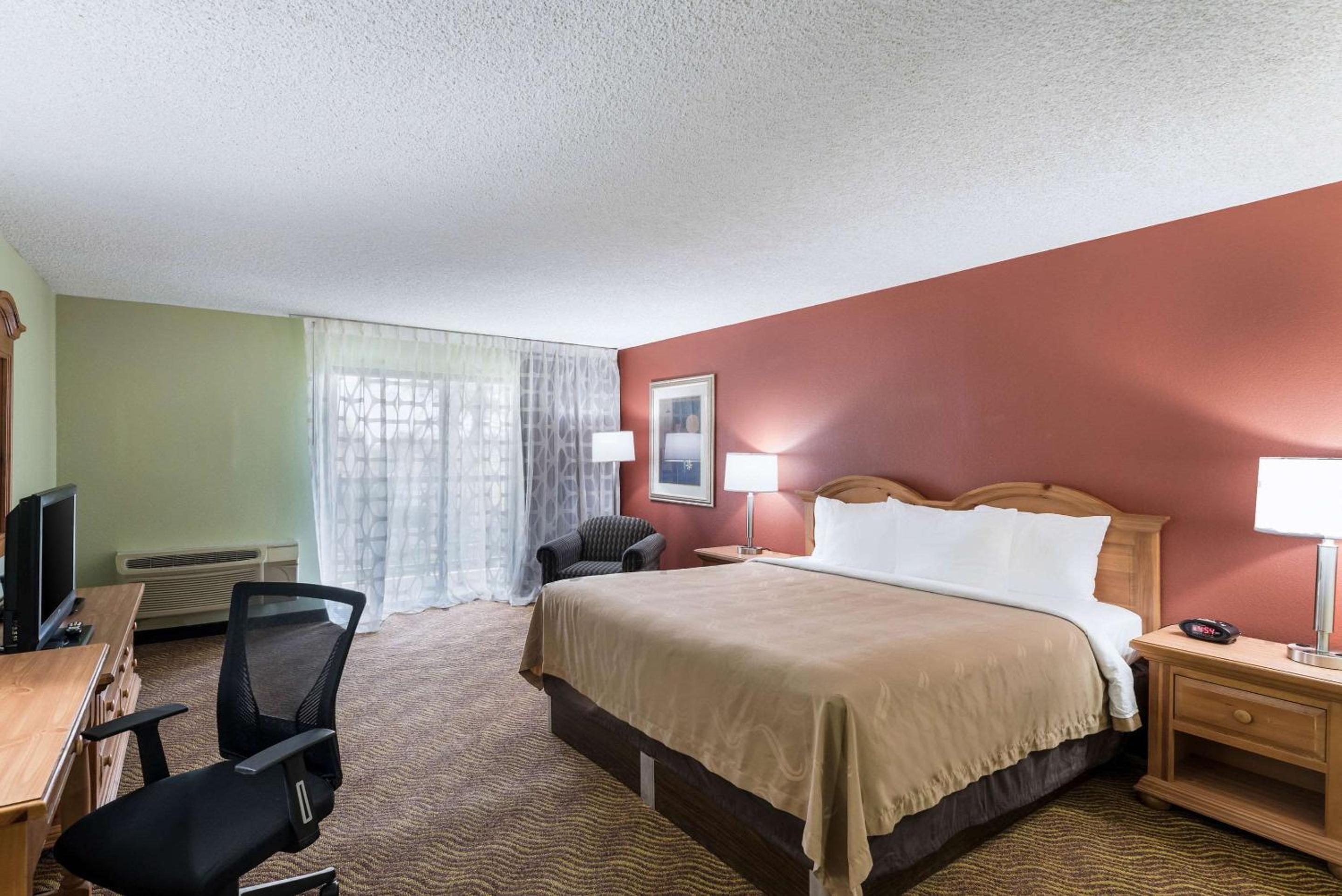 Deluxe Oversize King Room with Patio - Non-Smoking