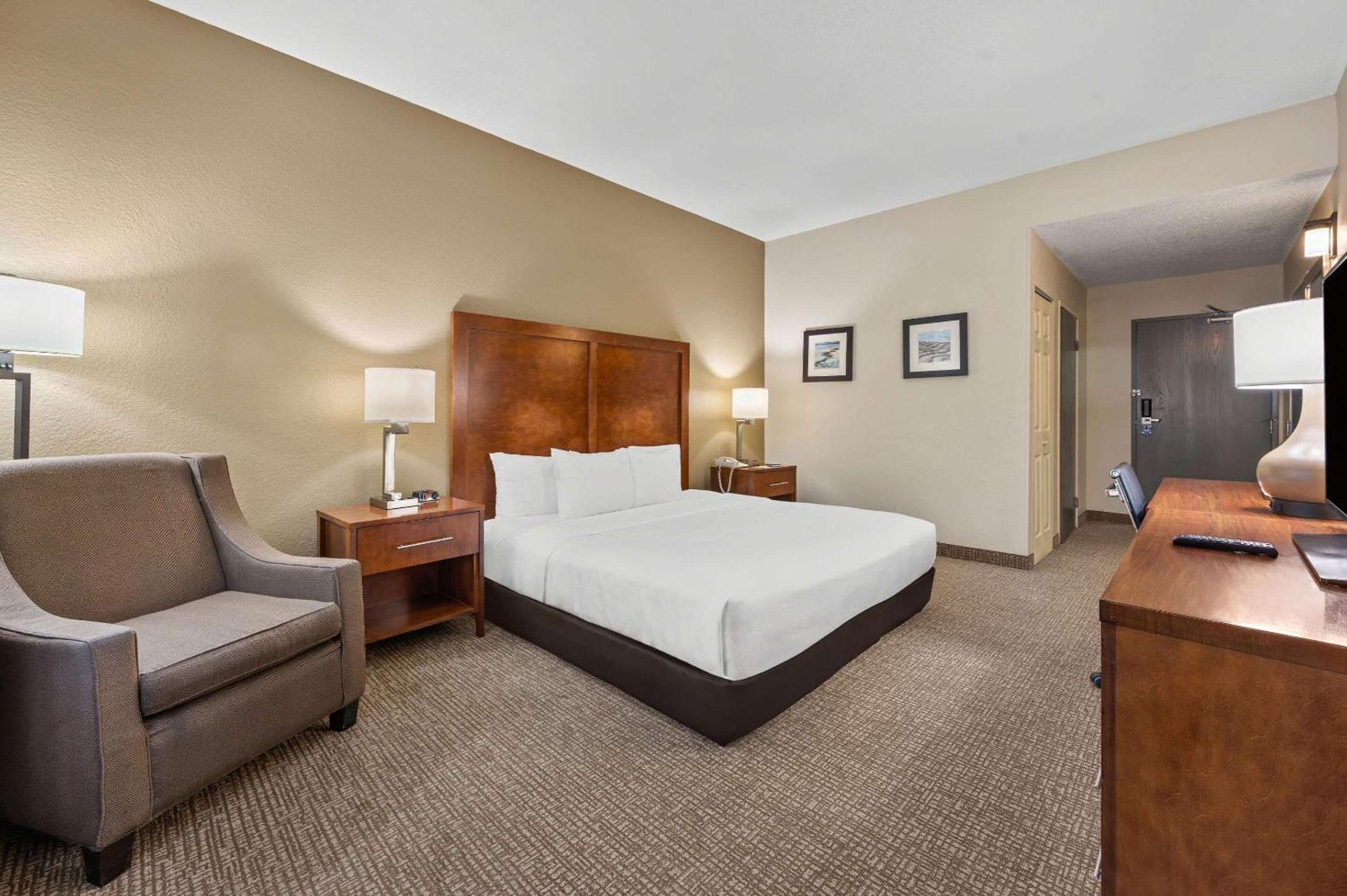 Standard King Room - Non-Smoking  - Photo 2