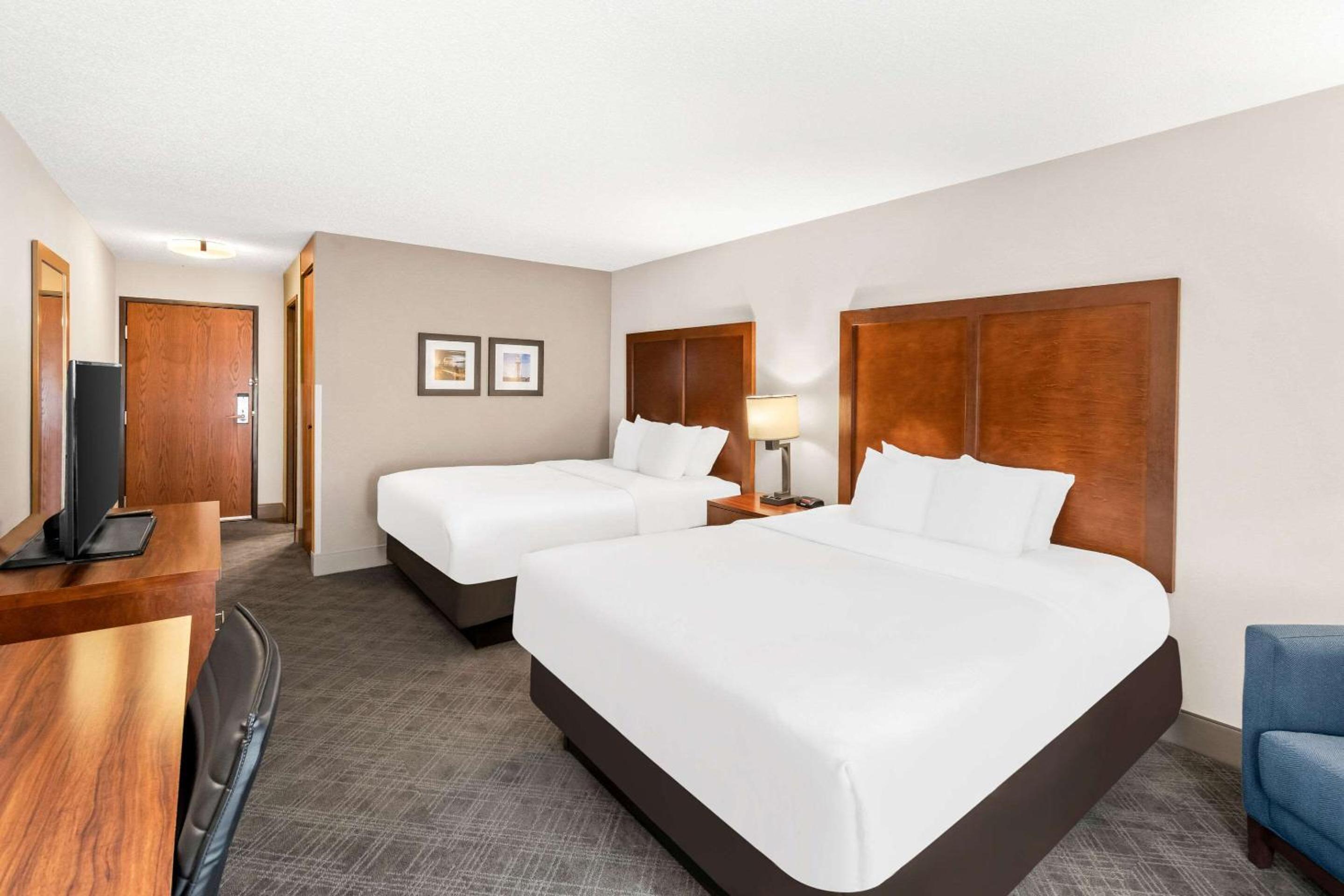 Queen Room with Two Queen Beds - Non-Smoking - Photo 3