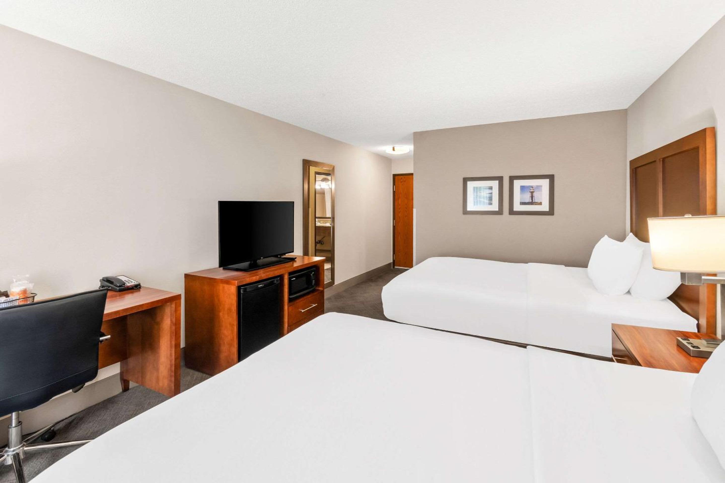 Queen Room with Two Queen Beds - Non-Smoking - Photo 4