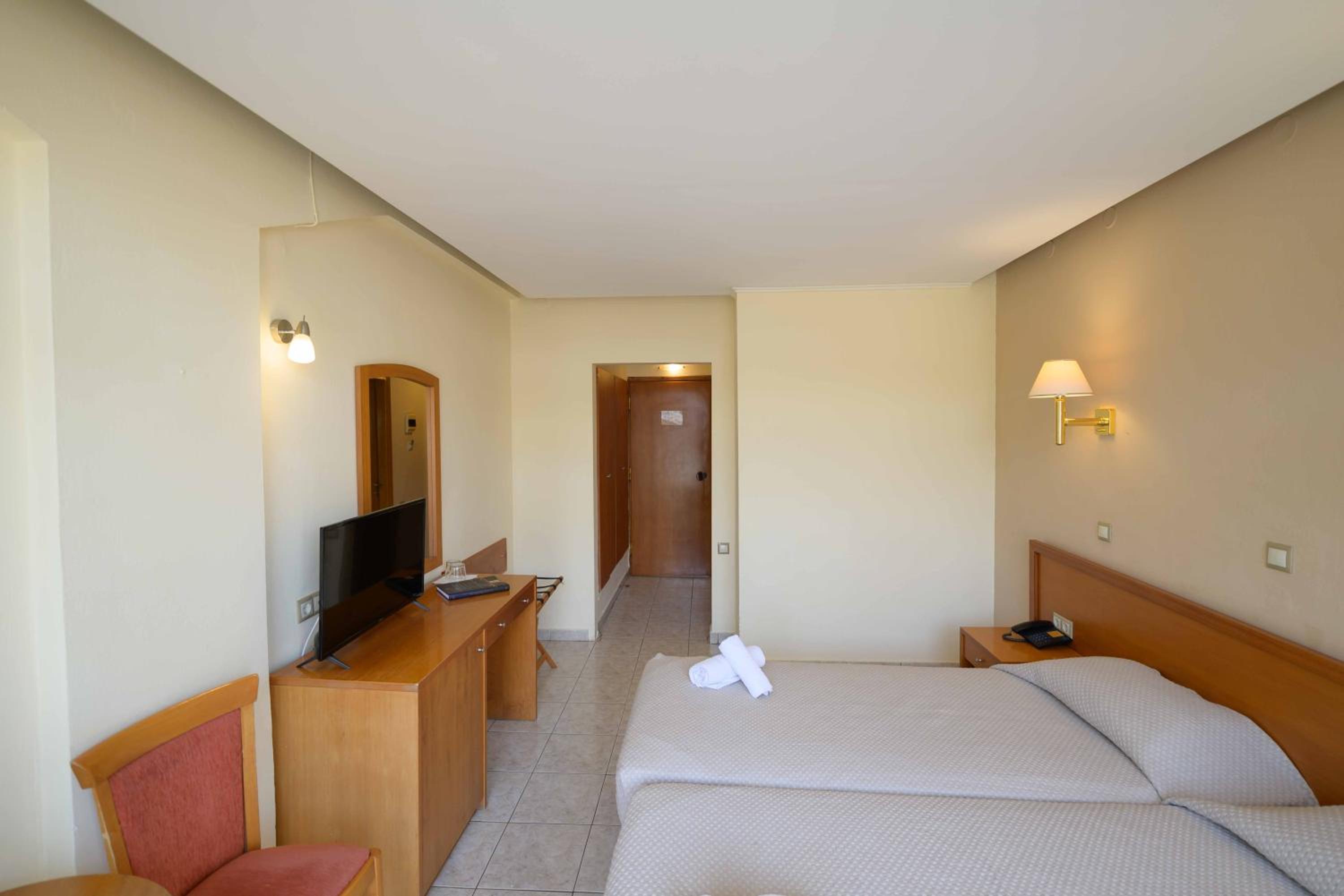 Standard Double or Twin Room - Photo 11